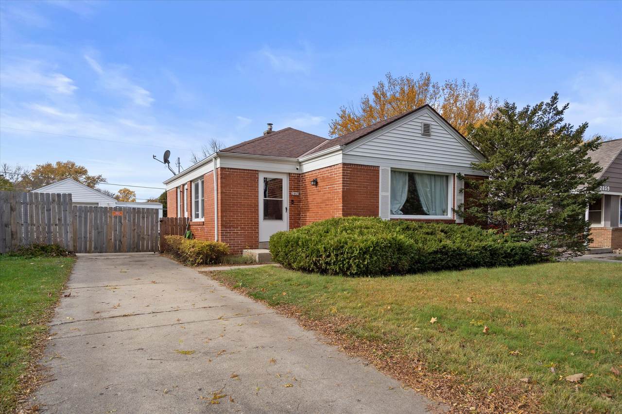 2865 52nd St - Photo 1