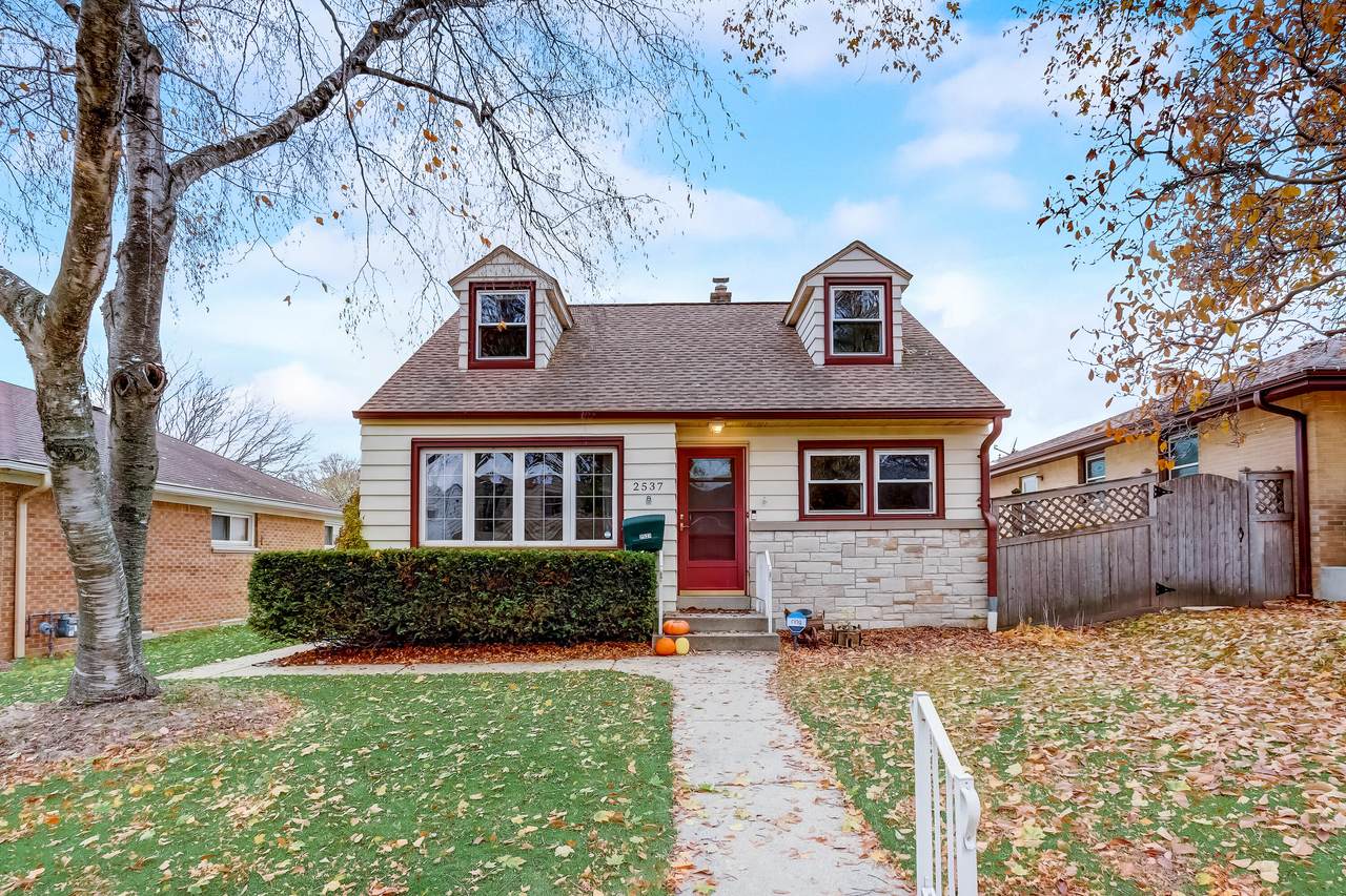 2537 62nd St - Photo 1