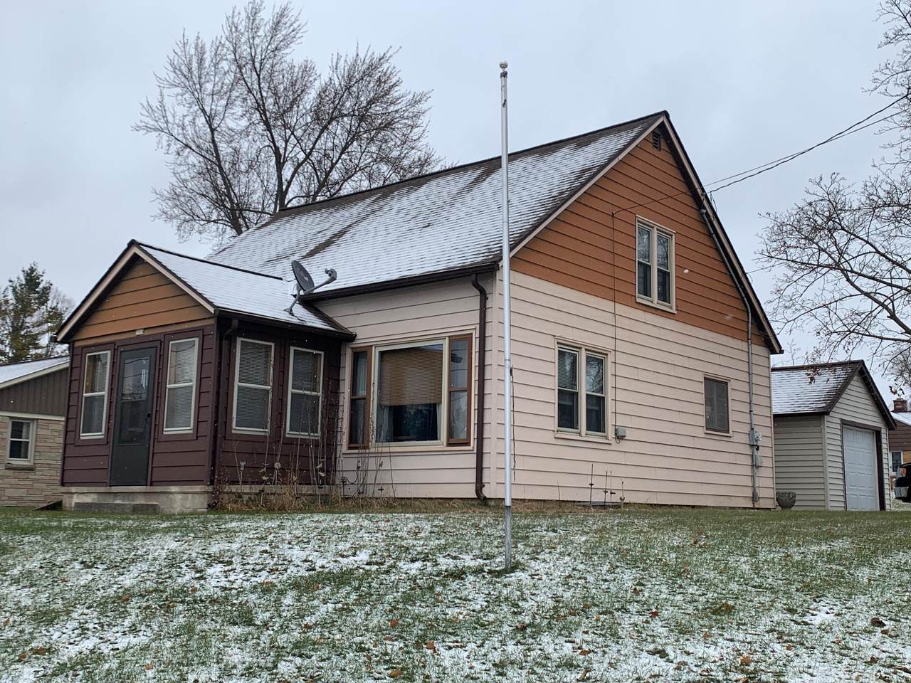 502 Oak St - Photo 1