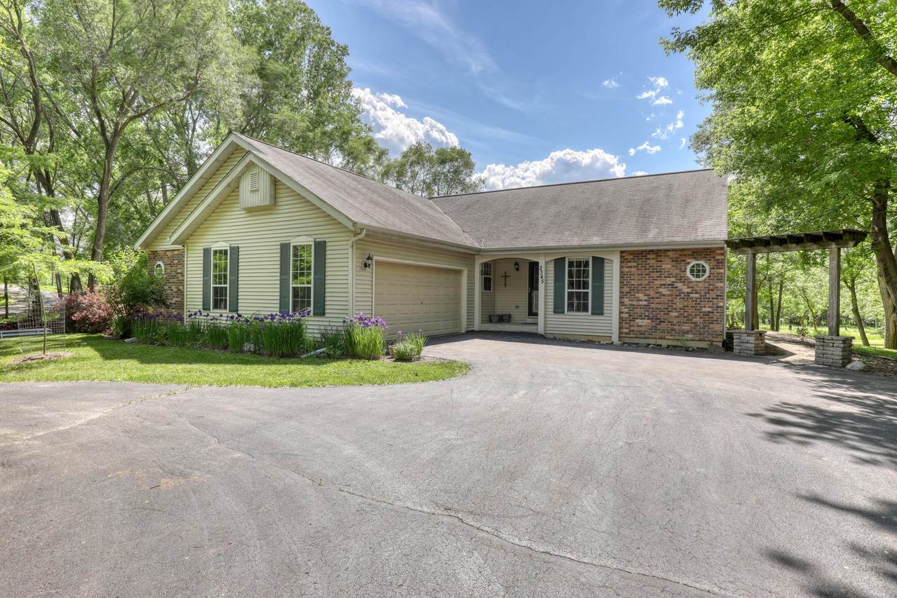 W275N2345 Oak Ct - Photo 1