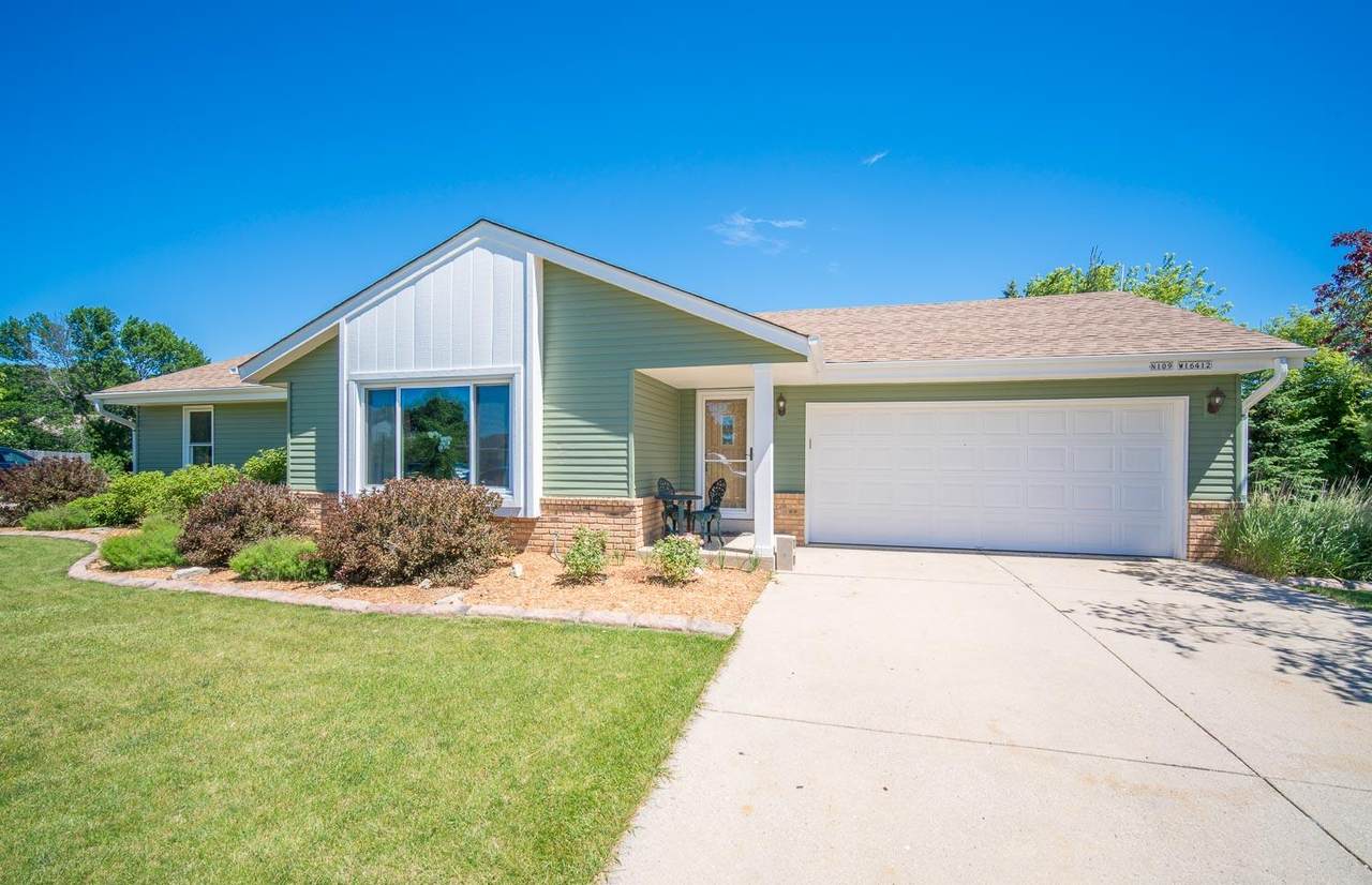 N109W16412 Hawthorne Dr - Photo 1