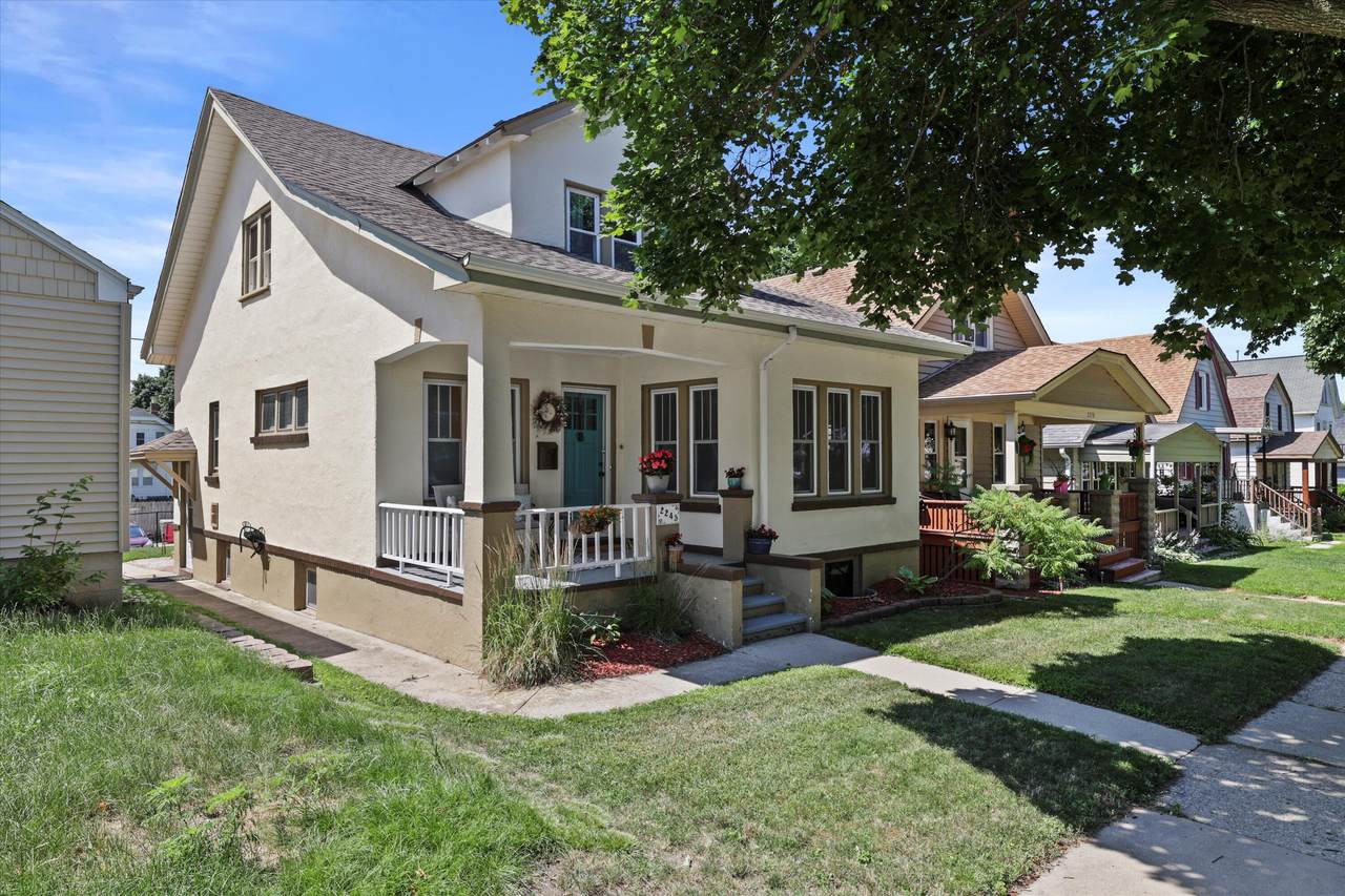2245 Vollmer Ave - Photo 1