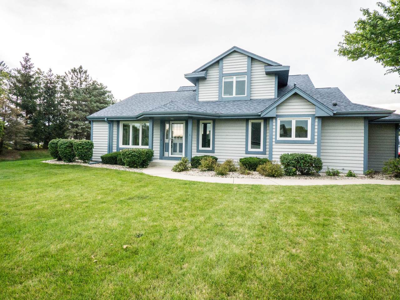909 Bay View Cir - Photo 1