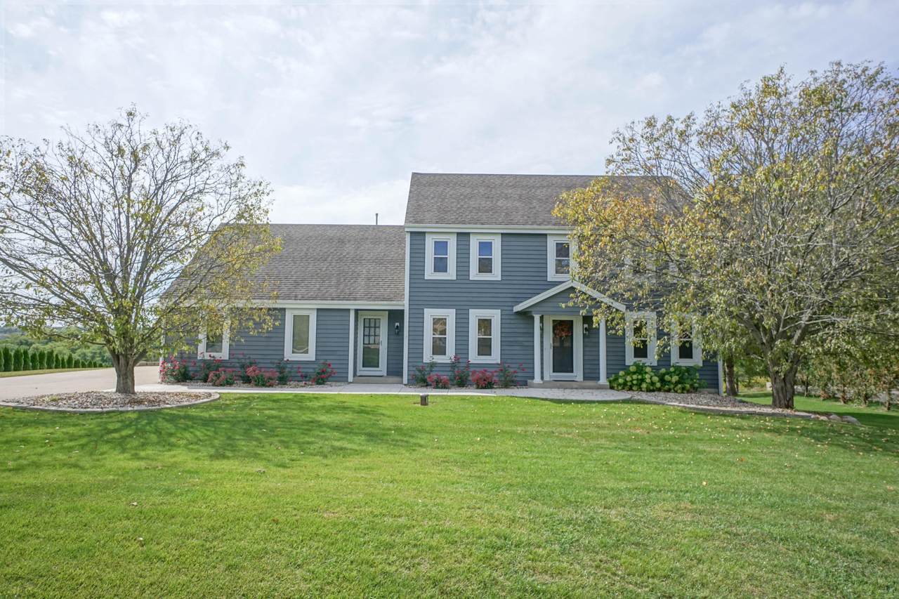 N49W28661 Chardon Dr - Photo 1