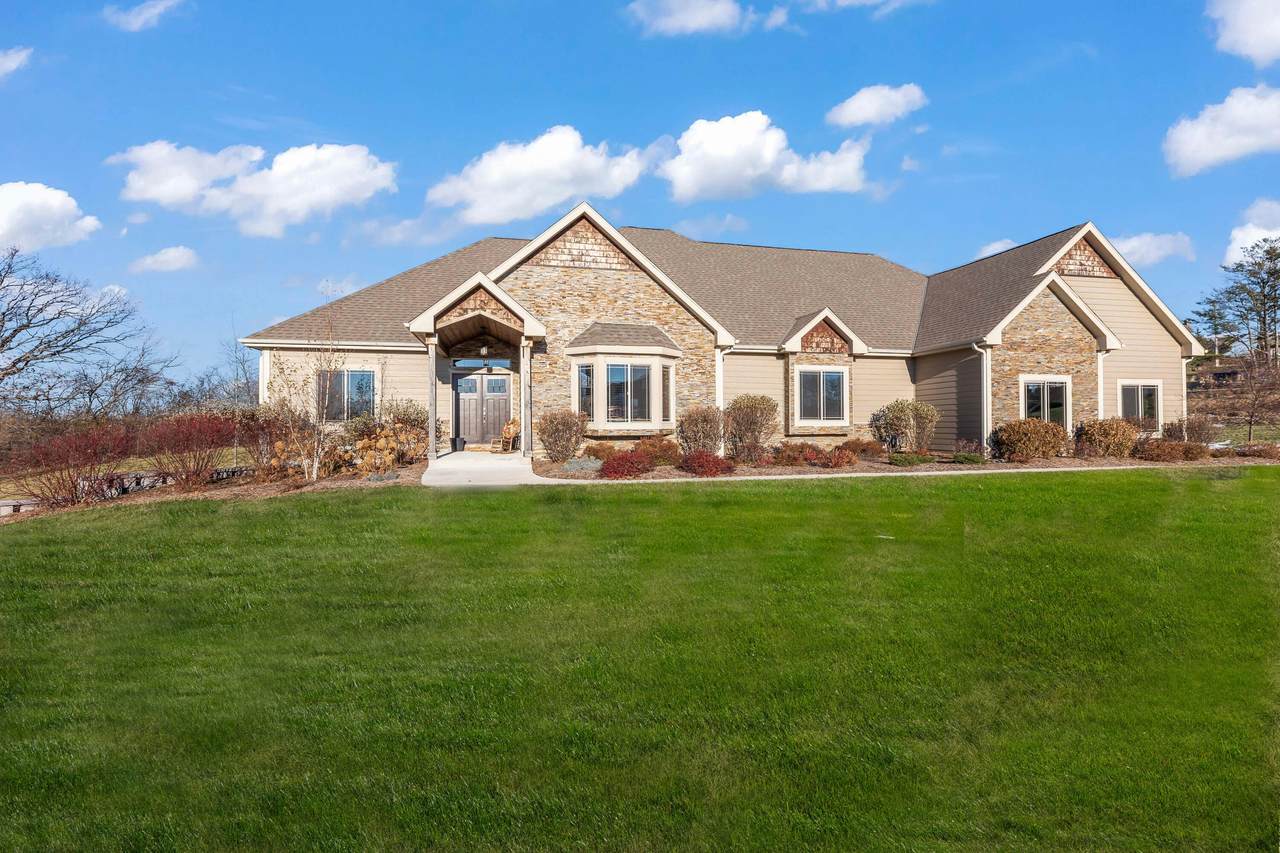 S37W23110 Moyer Way - Photo 1