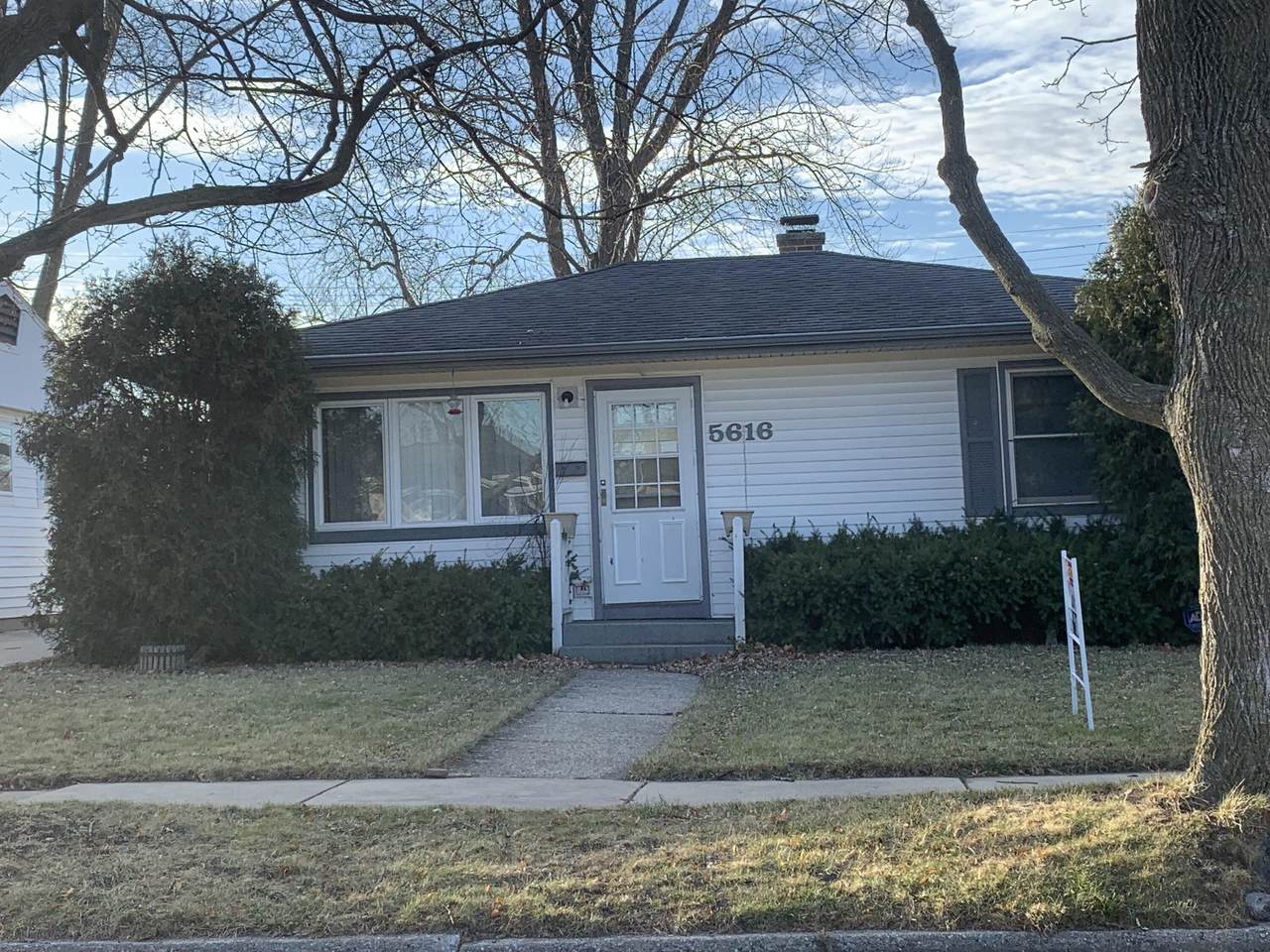 5616 44th Ave - Photo 1