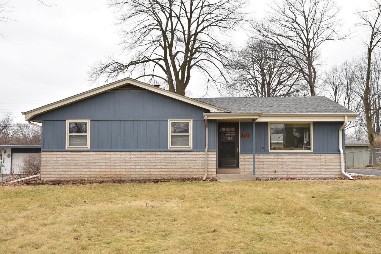 8454 52nd St - Photo 1