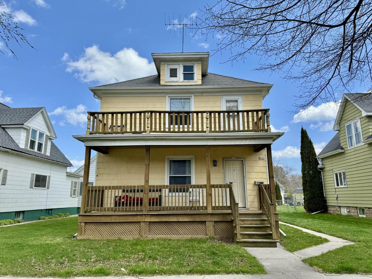 2103 11th St - Photo 1
