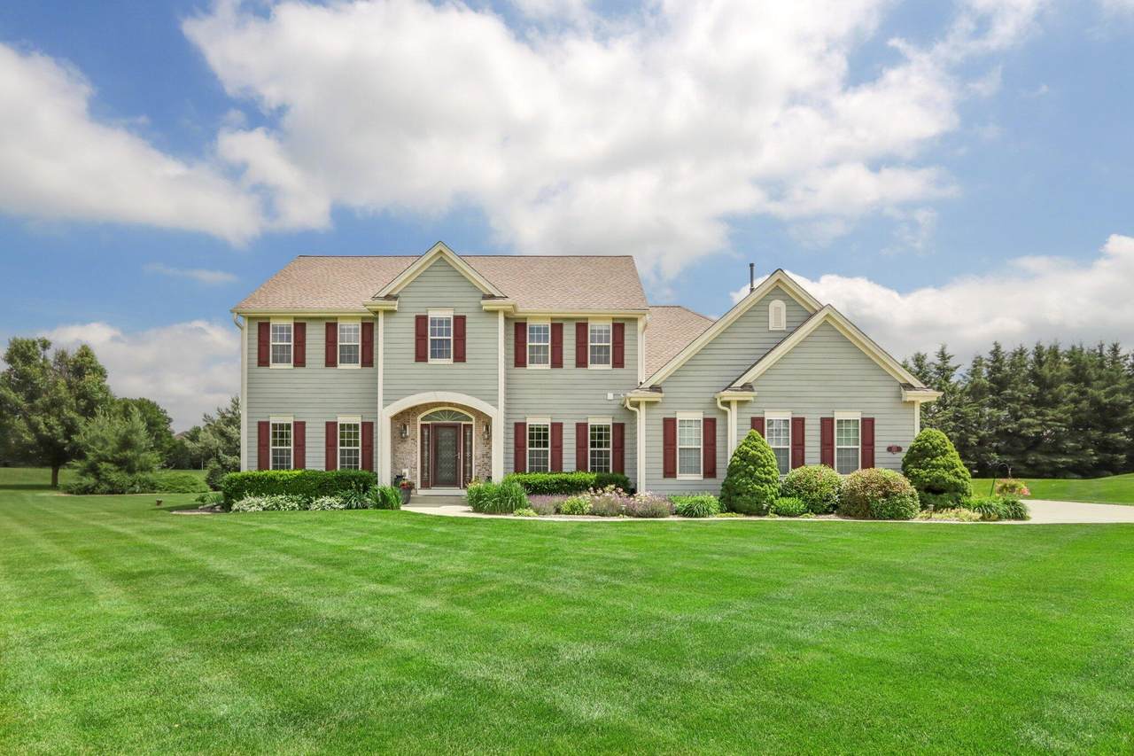 W279N5660 Walnut Grove Dr - Photo 1