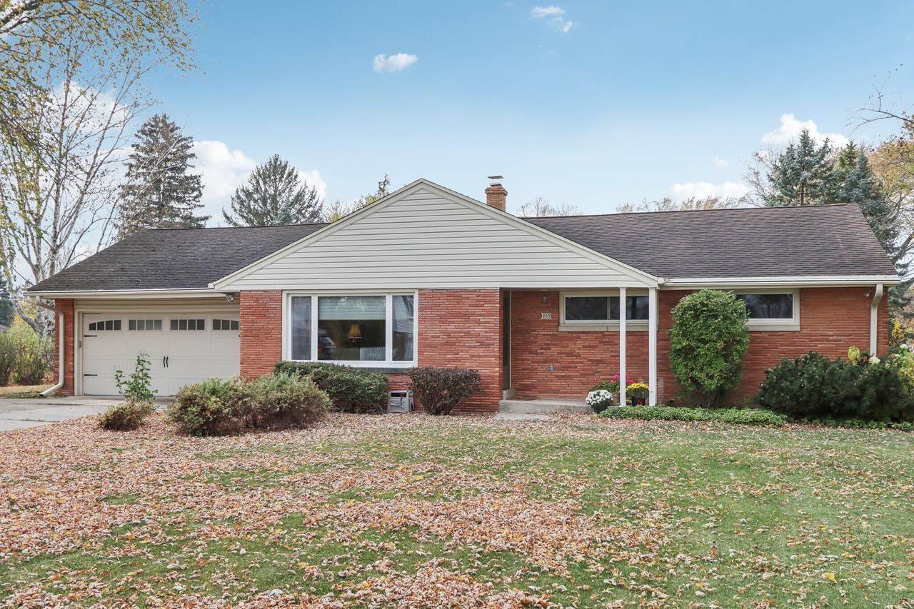 205 165th St - Photo 1