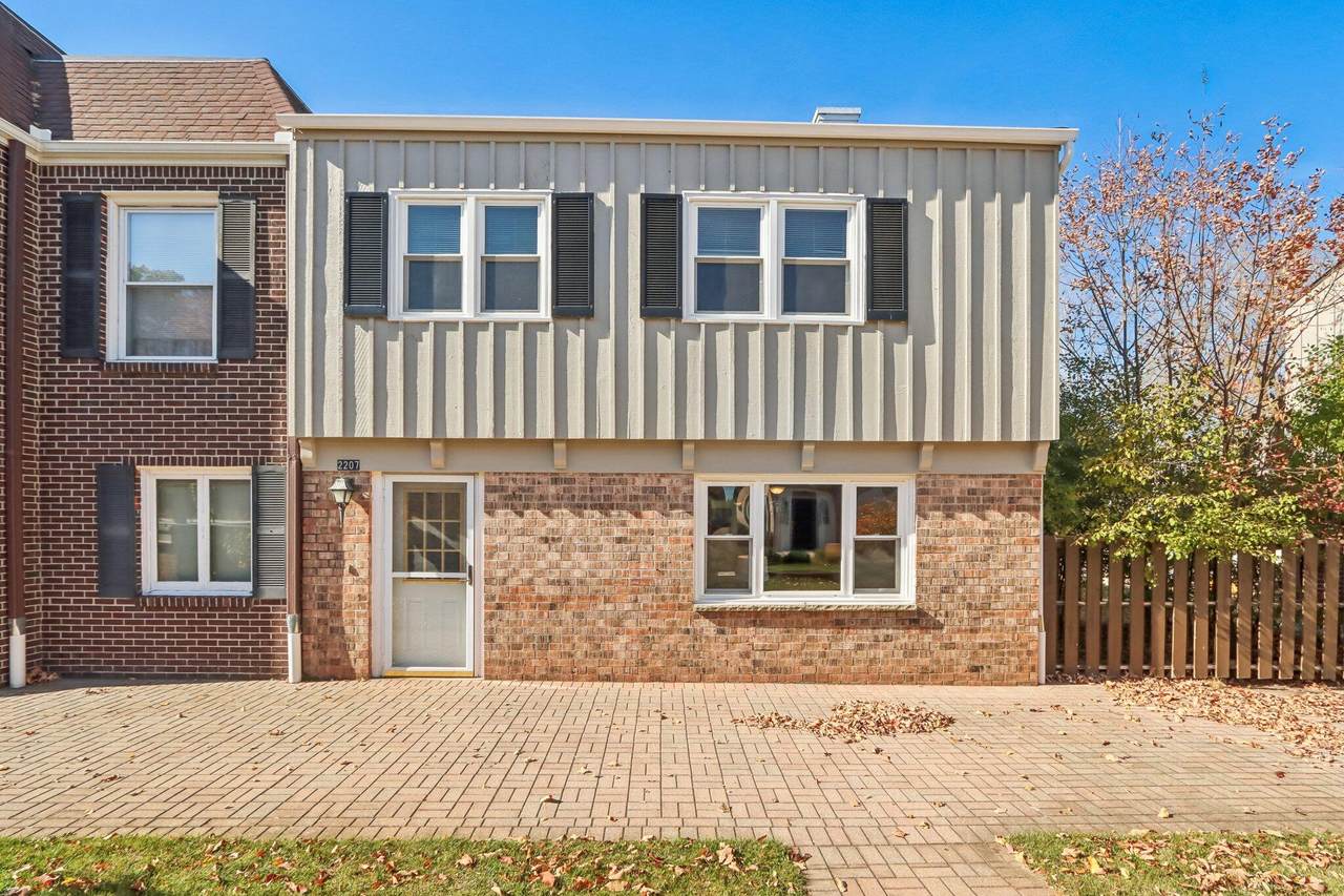 2207 Stonecroft Dr - Photo 1