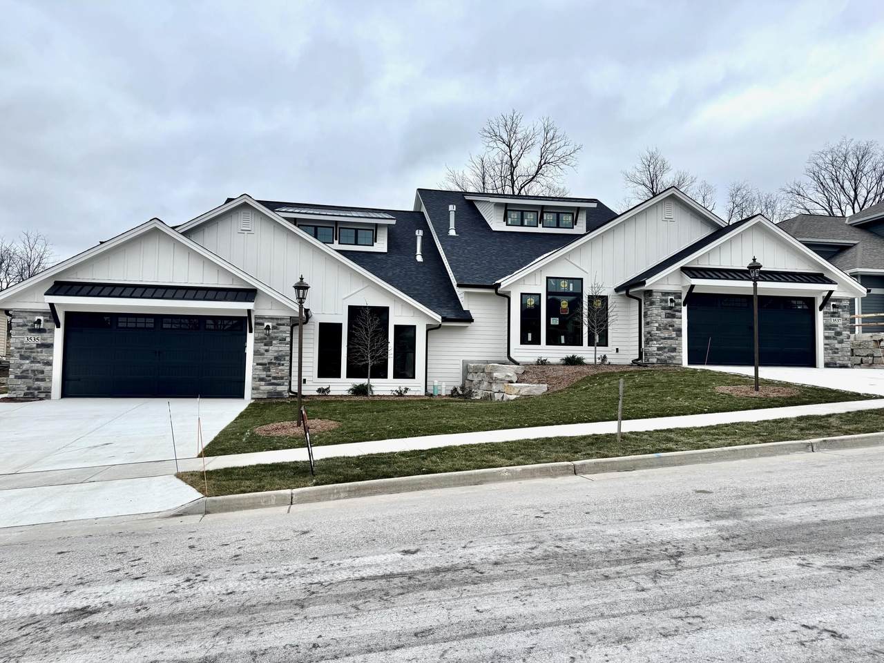 3535 Hawthorn Hill Dr - Photo 1