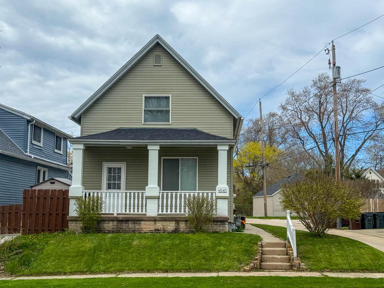 1010 Oak St - Photo 1