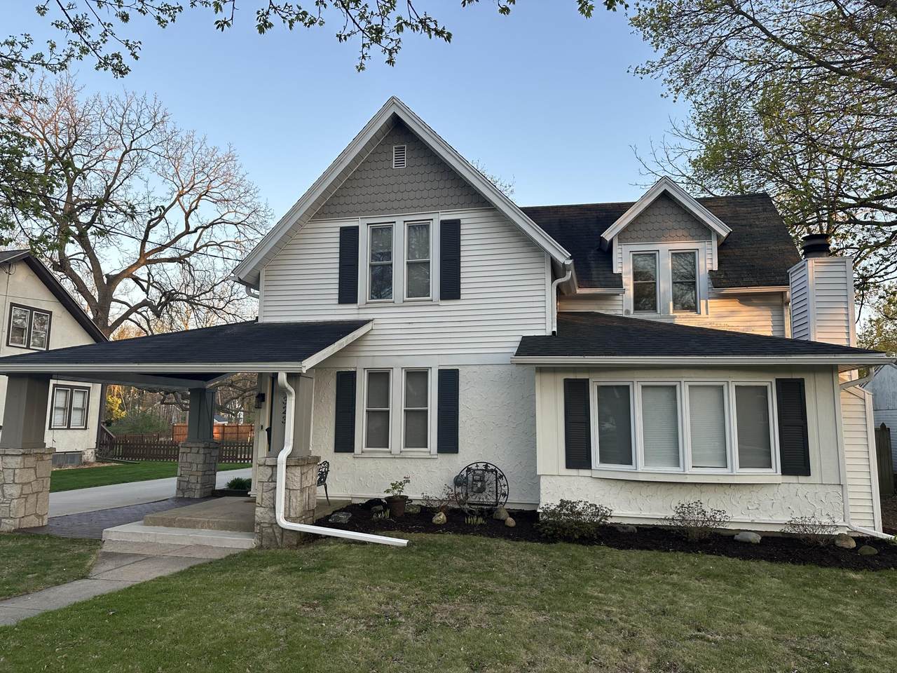 323 Capitol Dr - Photo 1