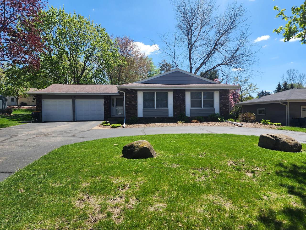 1120 Blackhawk Dr - Photo 1