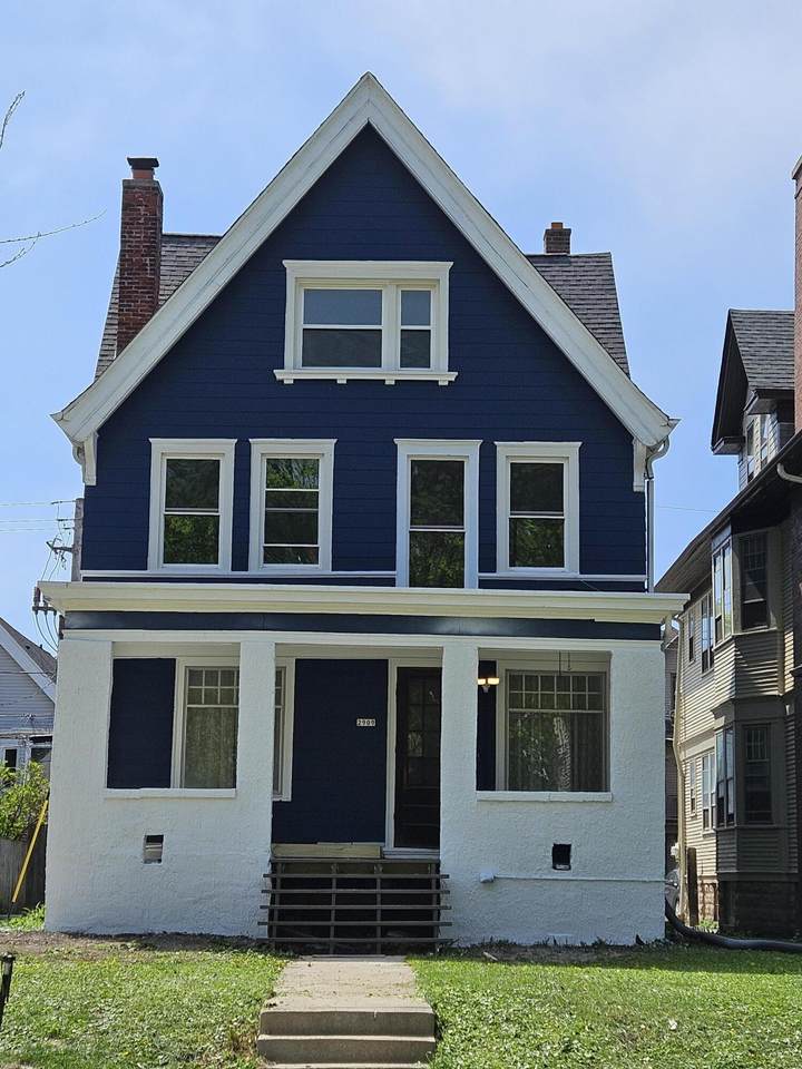 2909 Farwell Ave - Photo 1