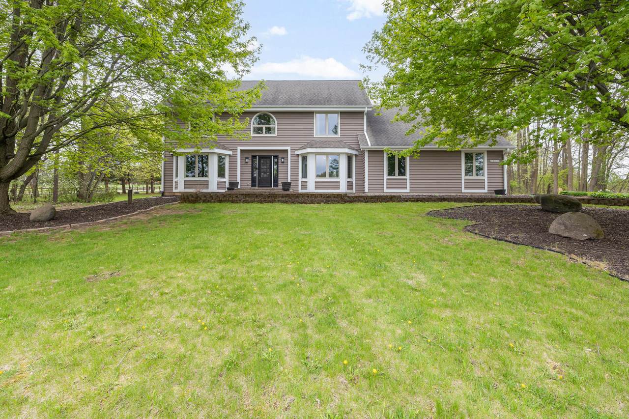 N77W24195 Hidden Oaks Dr - Photo 1