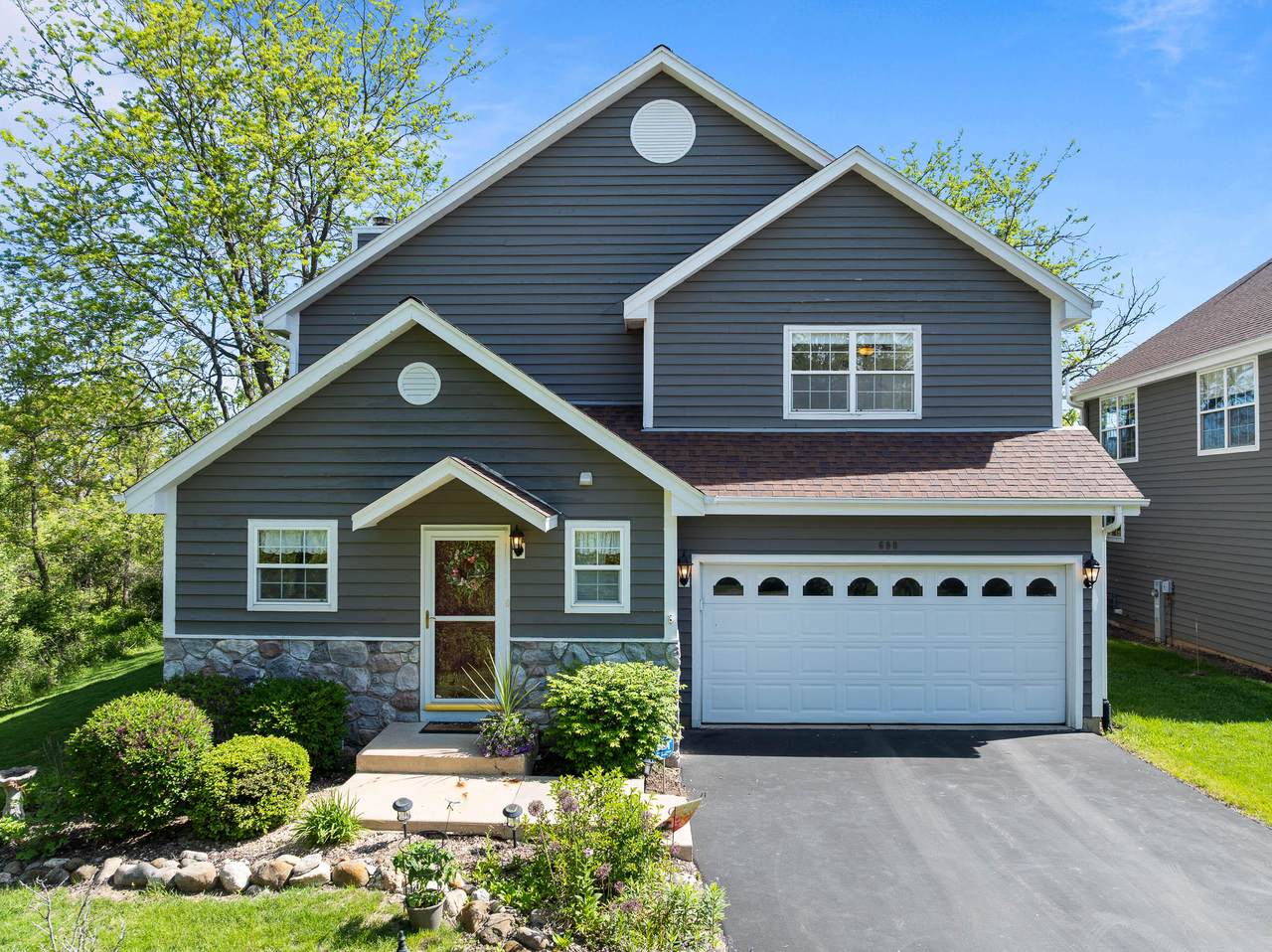 690 Valleyview Ct - Photo 1
