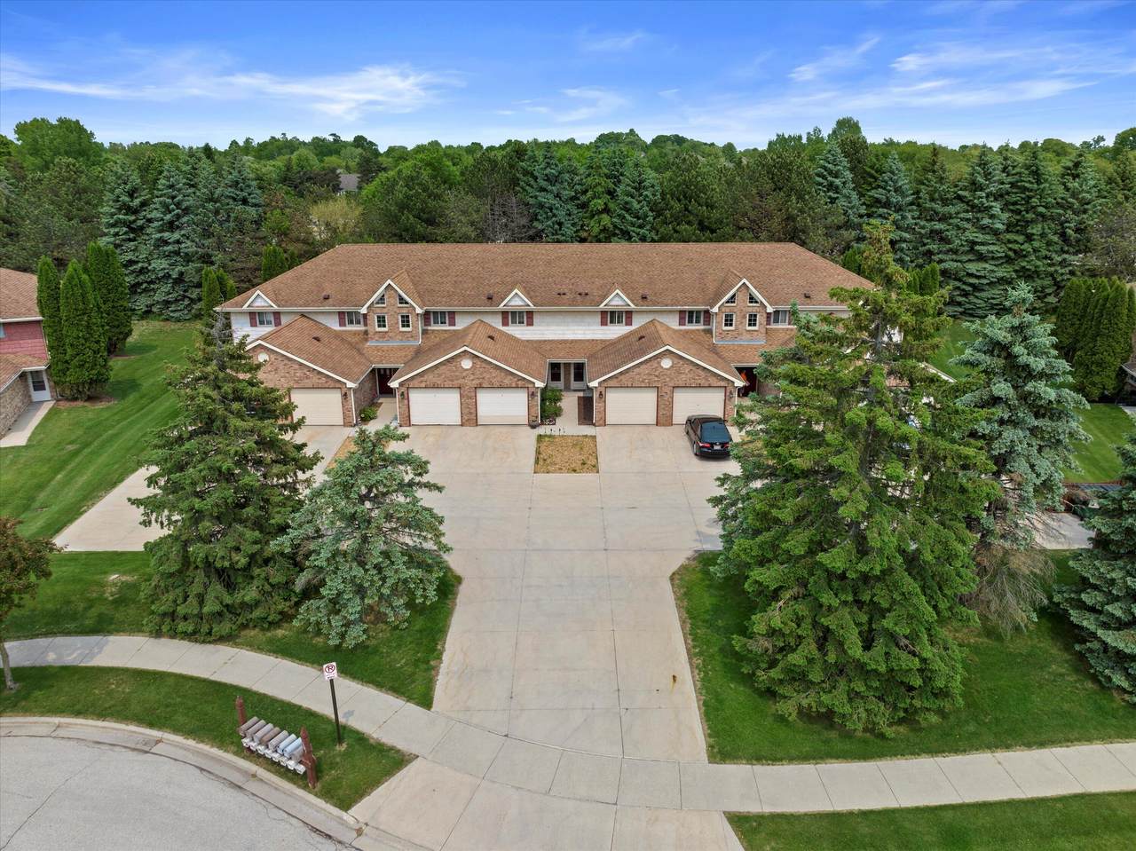1507 Clarence Ct - Photo 1