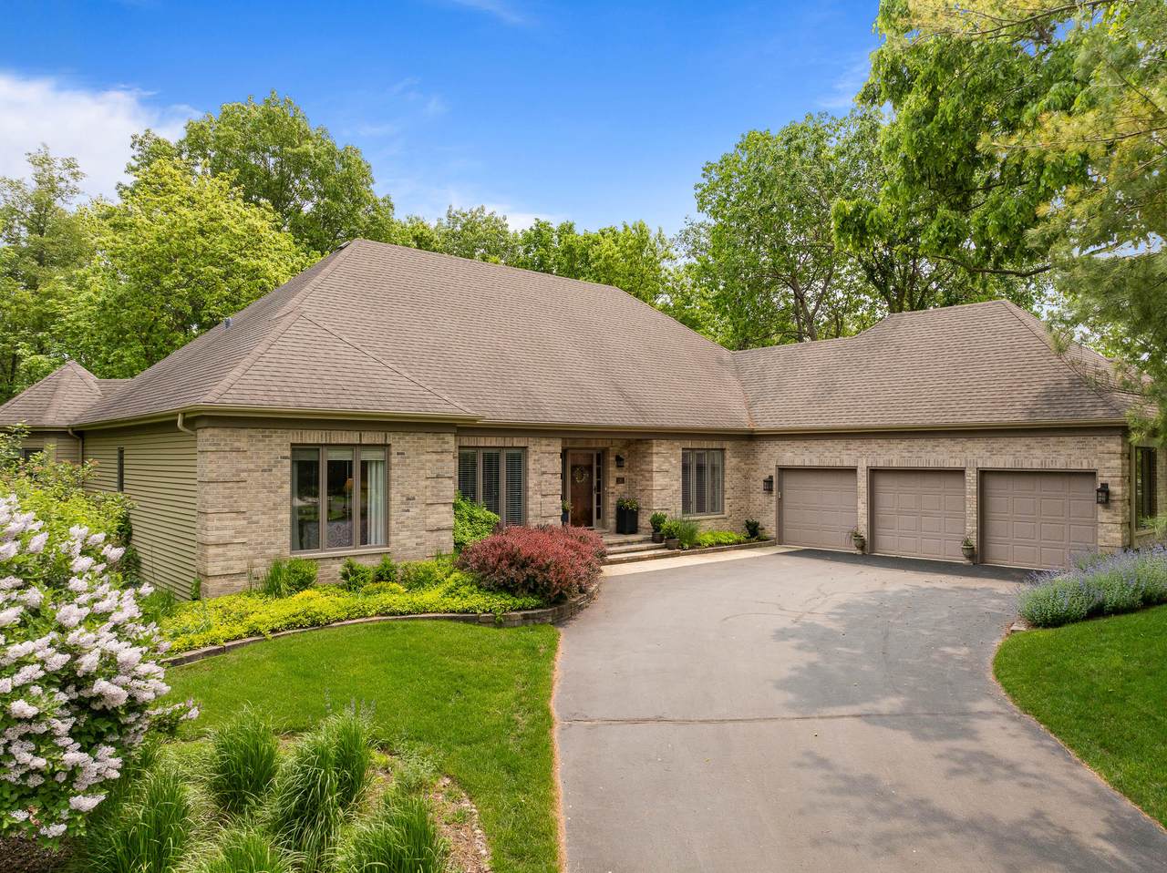 1261 Deer Ct - Photo 1