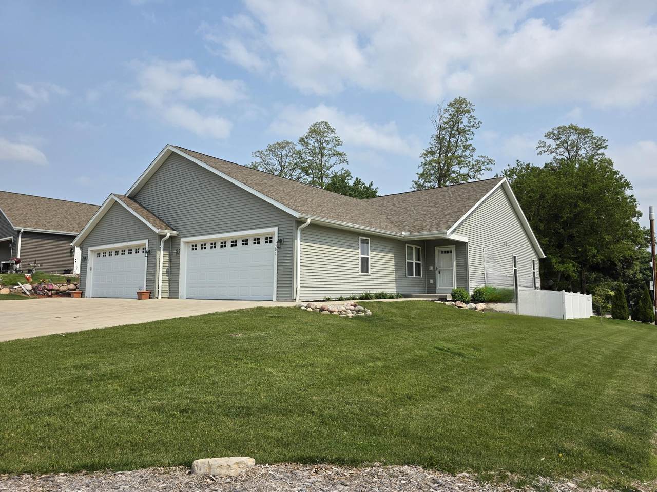301 Creekside Ct - Photo 1