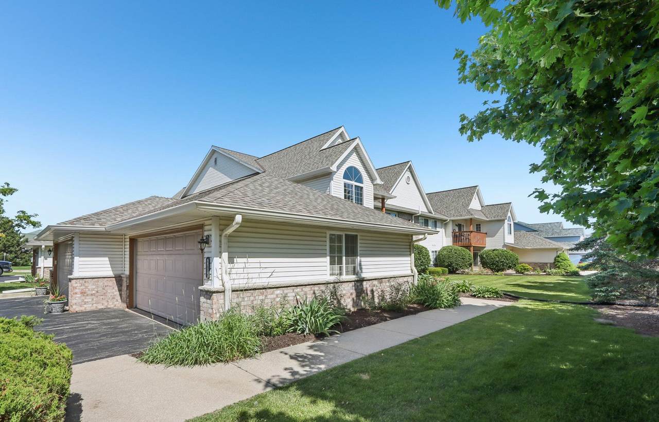 2205 University Dr - Photo 1