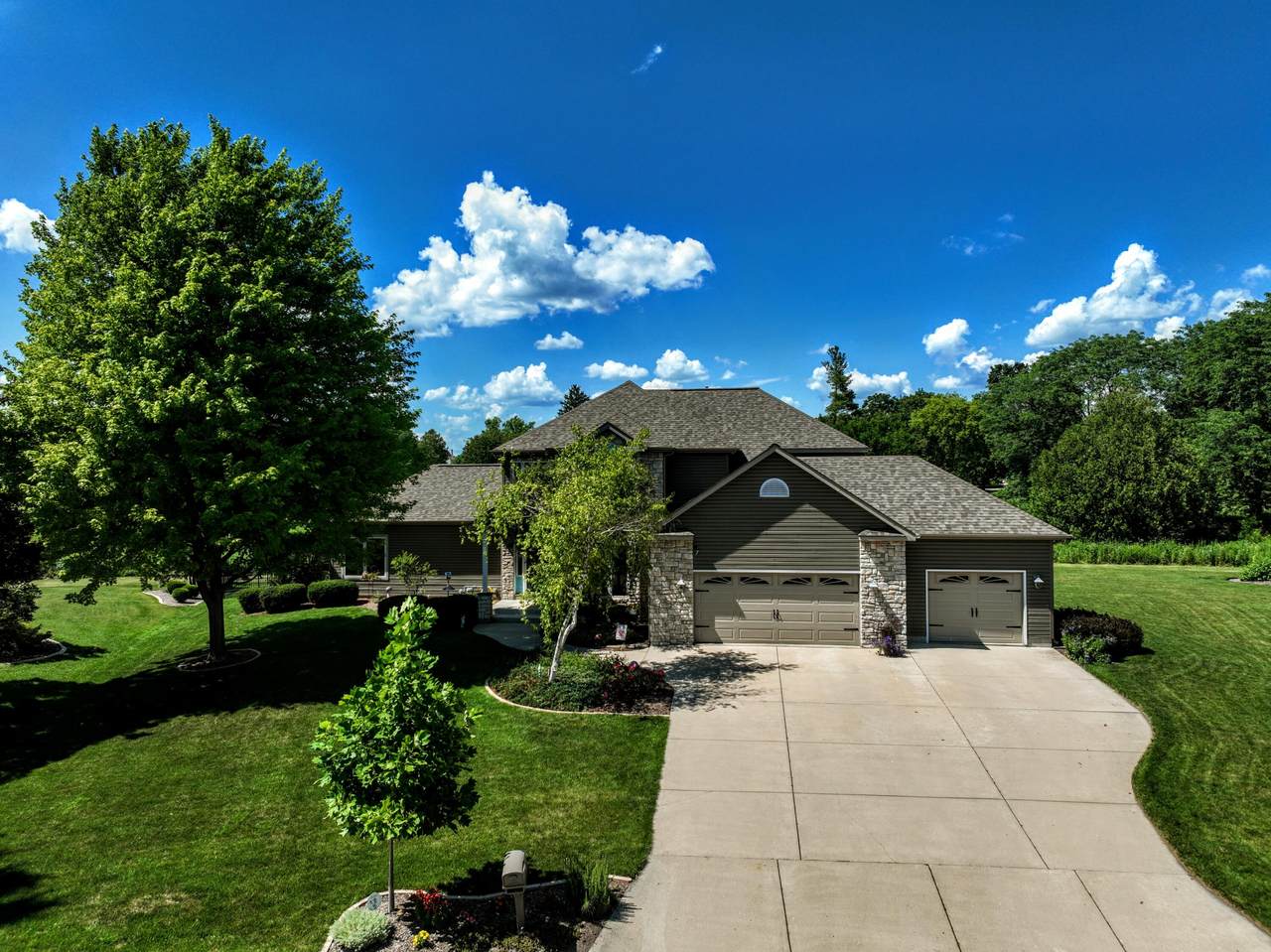 615 Fairway Cir - Photo 1