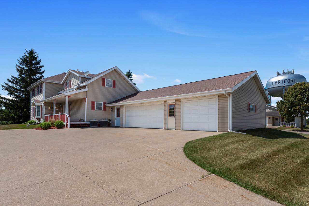 947 Broadmoore Dr - Photo 1
