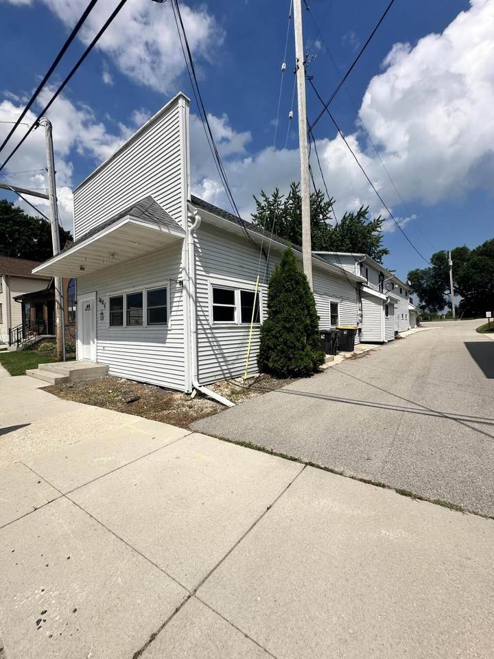 1005 Main St - Photo 1