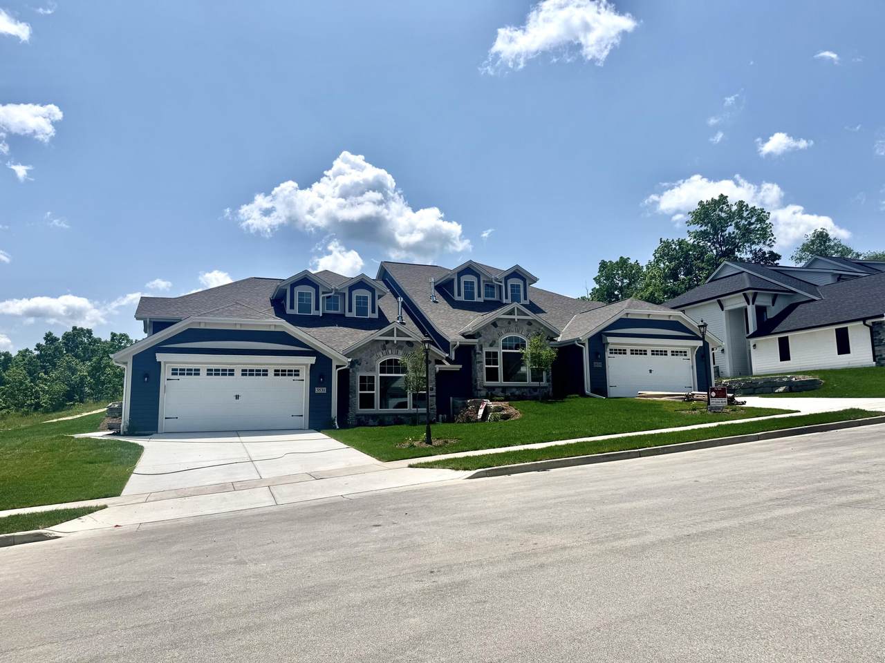 3533 Hawthorn Hill Dr - Photo 1
