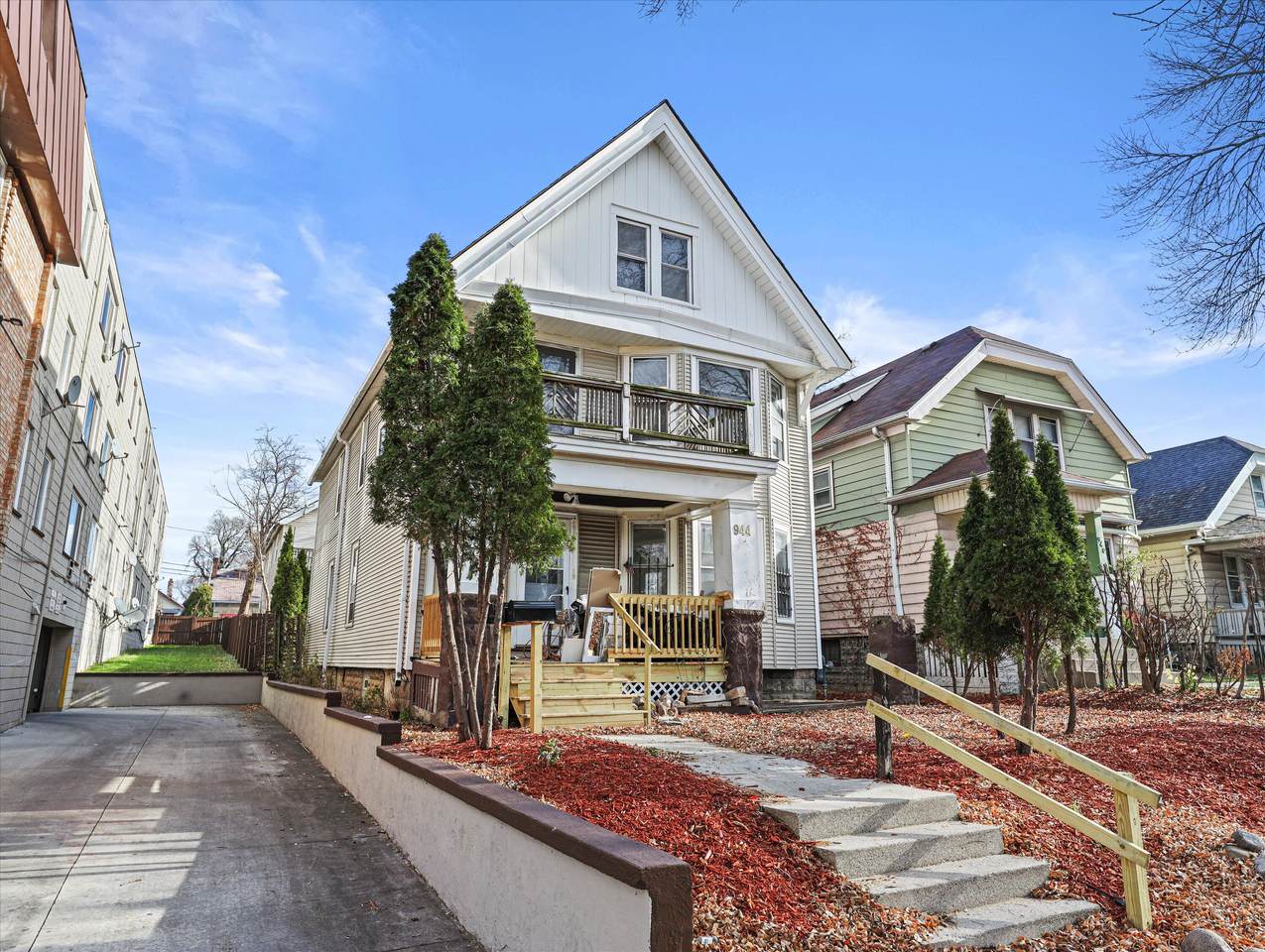 944 37th St - Photo 1