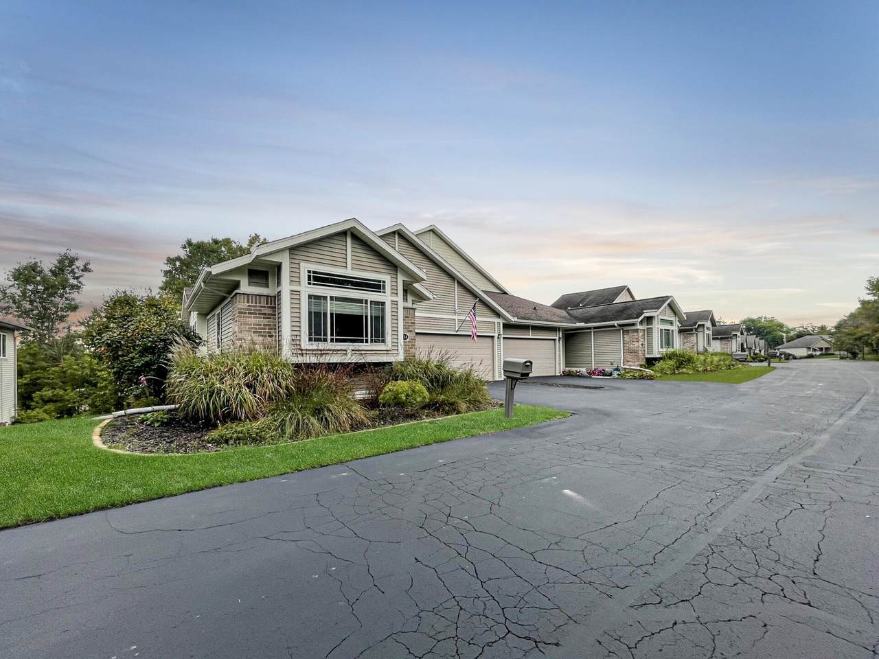 214 Hills Ct - Photo 1