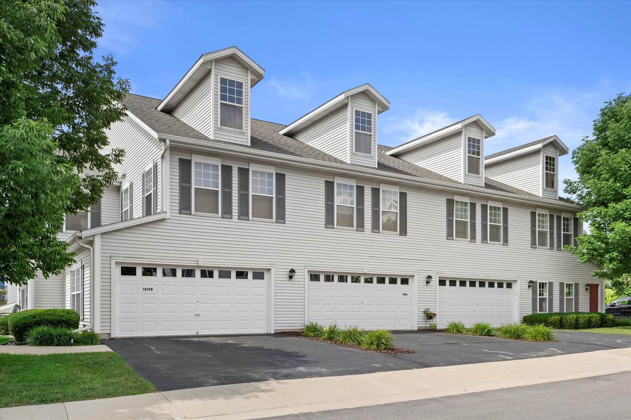 1210 Woodbury Cmn - Photo 1