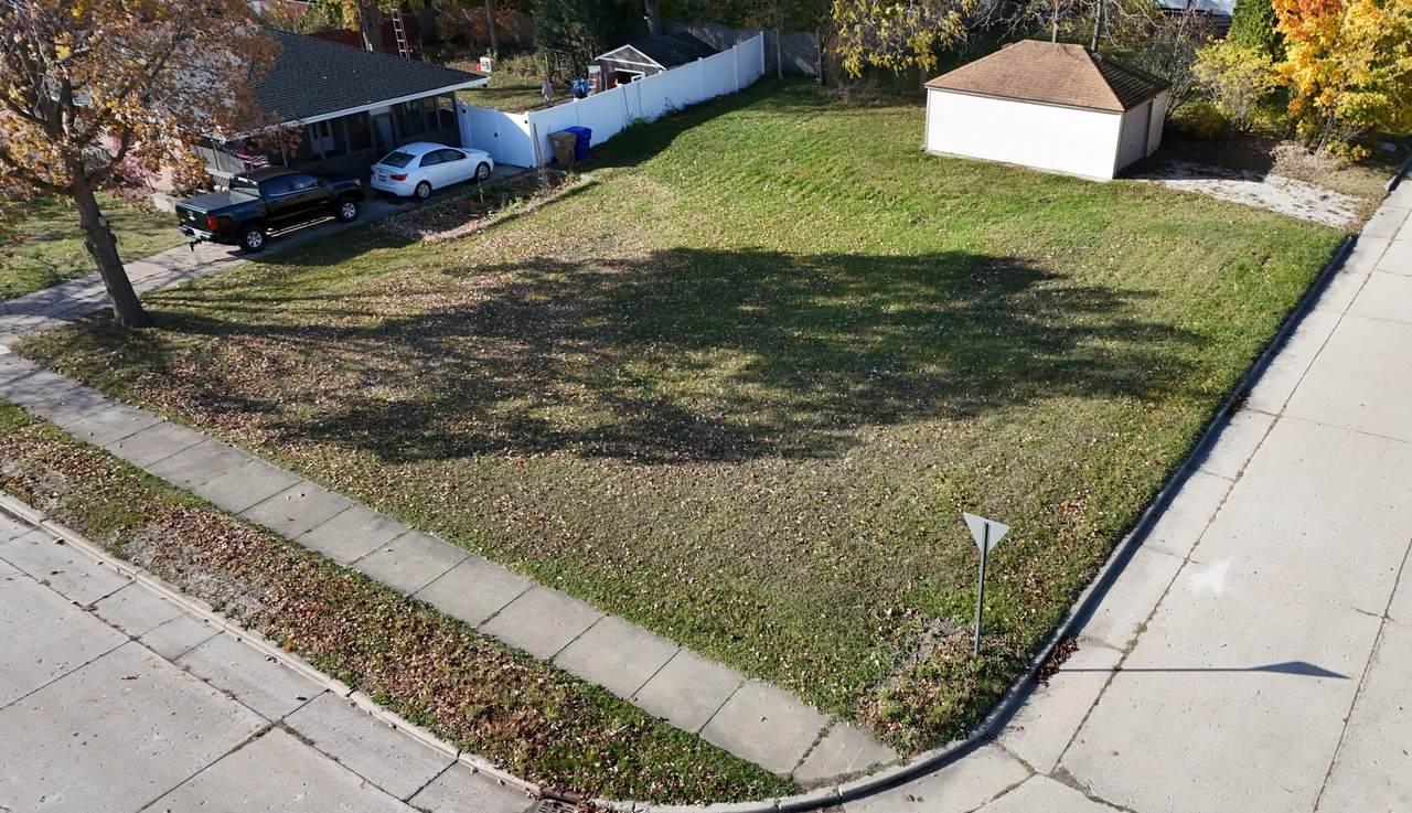 5502 46th St - Photo 1