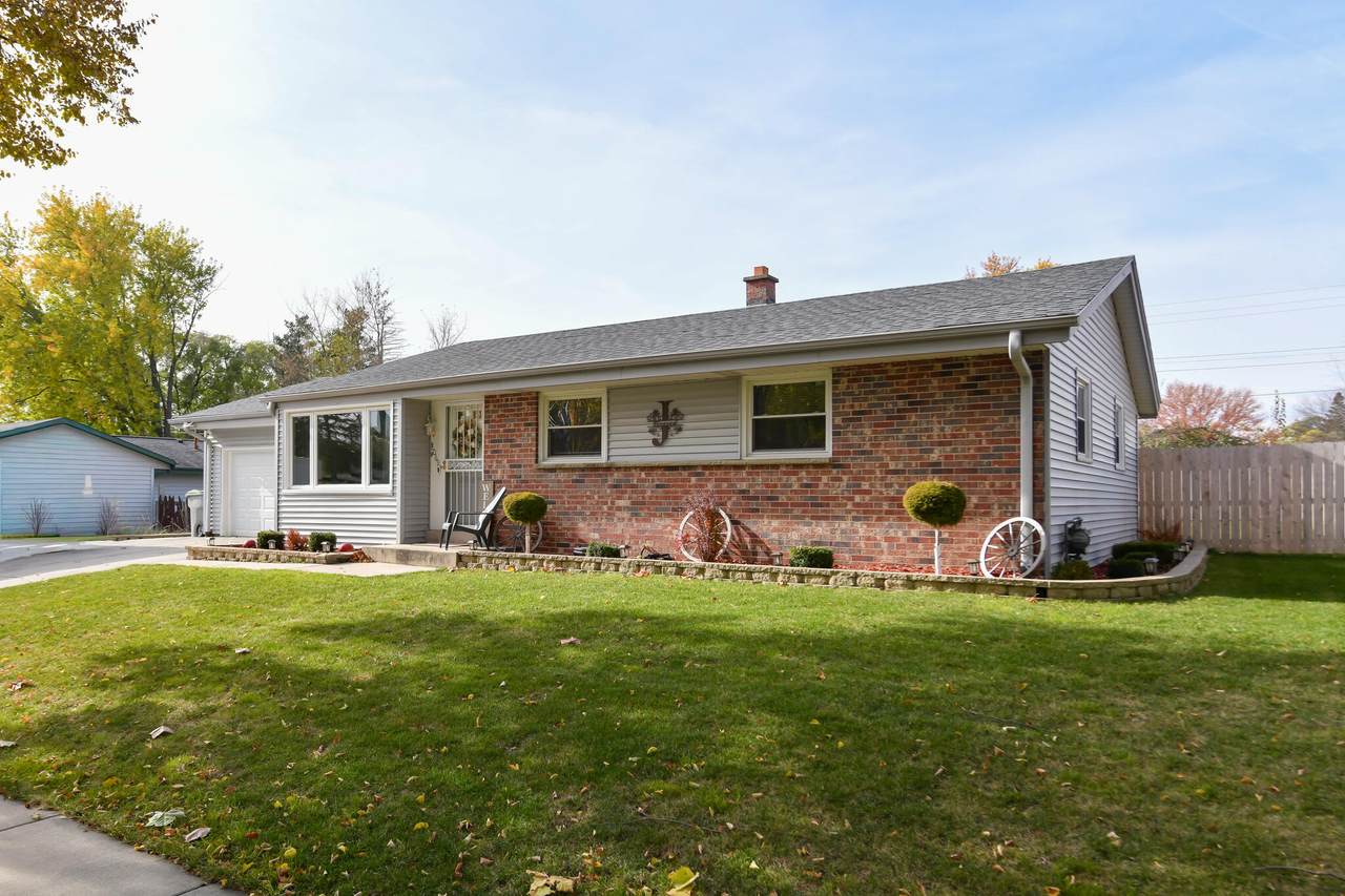 8069 105th St - Photo 1