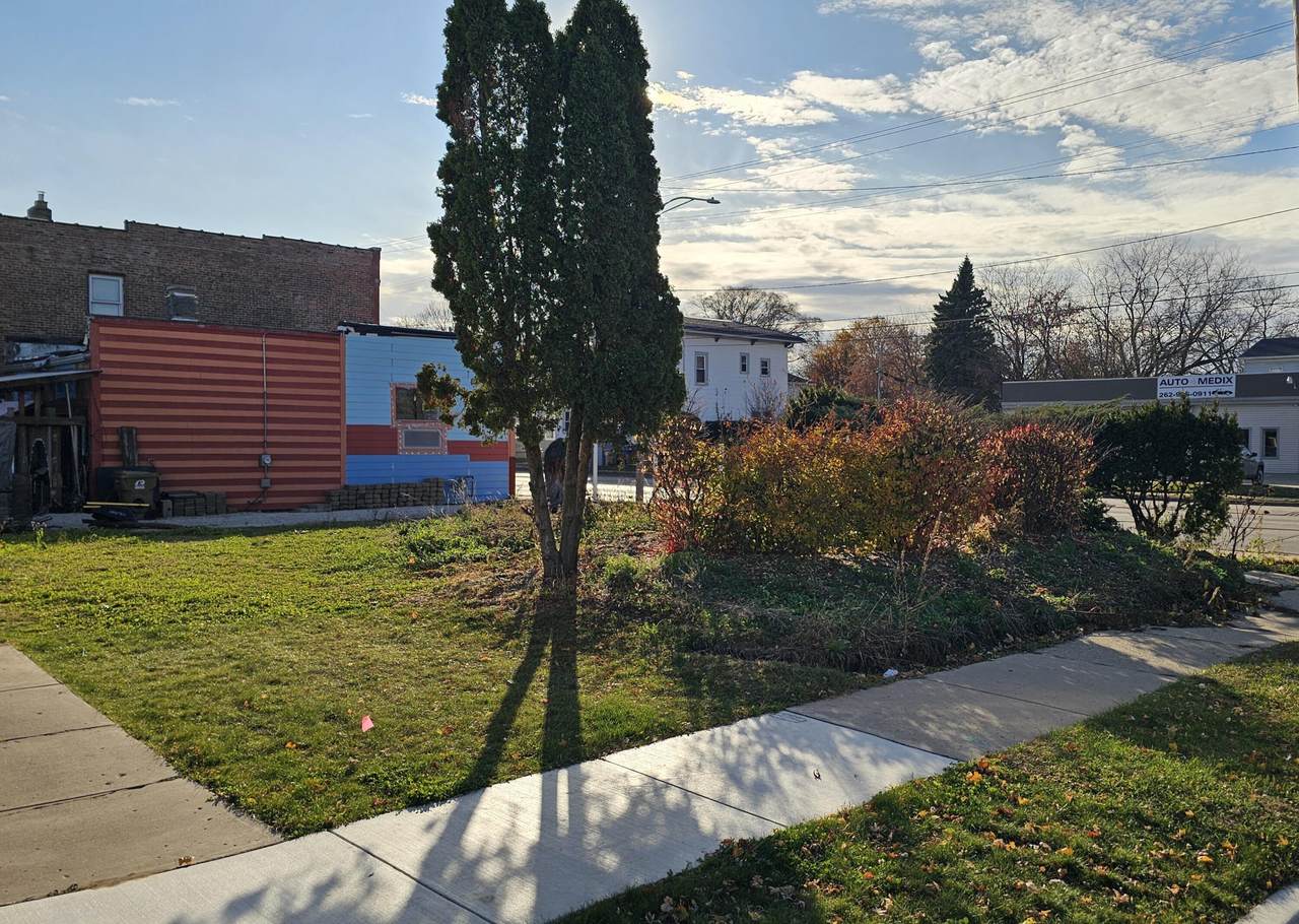 823 45th St - Photo 1