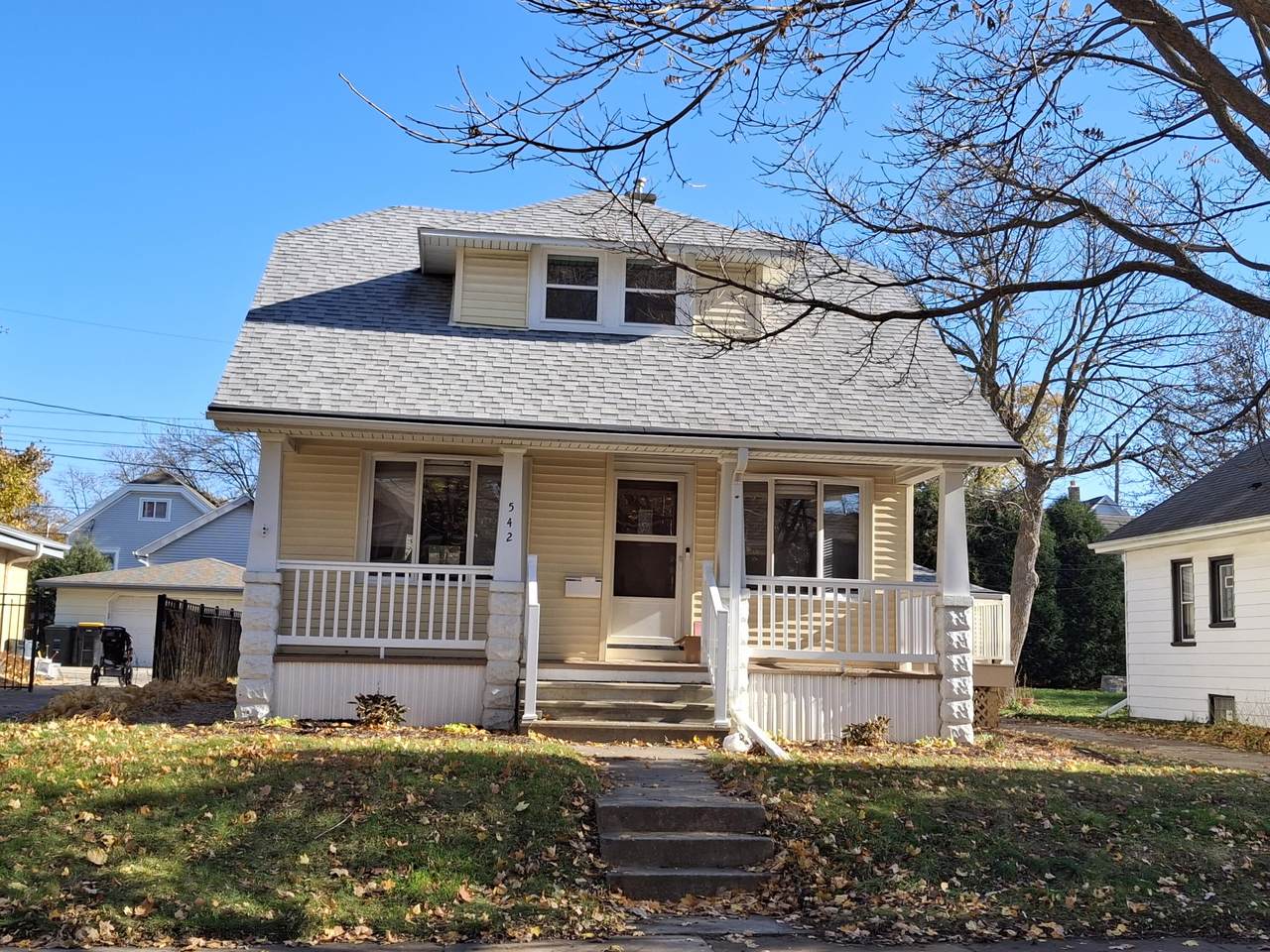 542 61st St - Photo 1