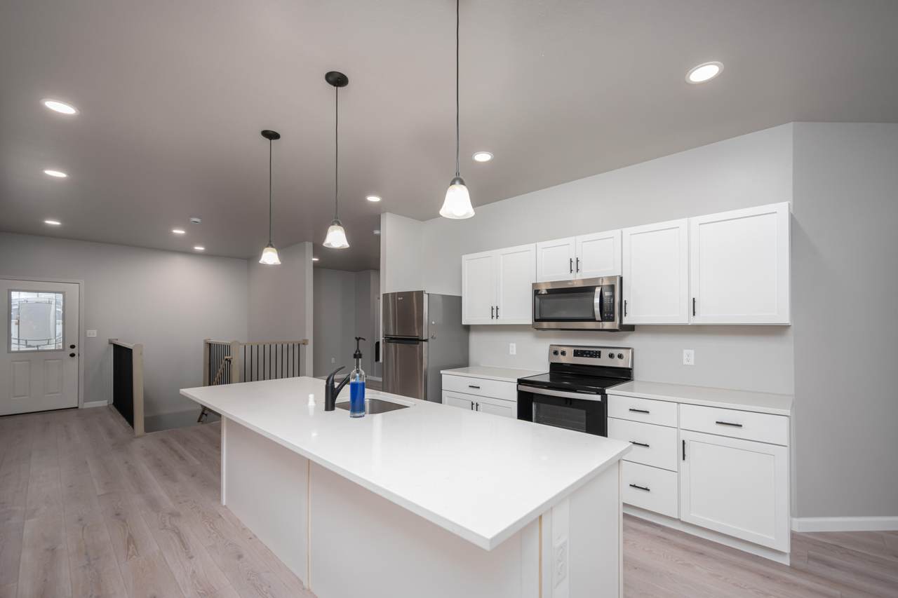 3314 Alvina Ave - Photo 1