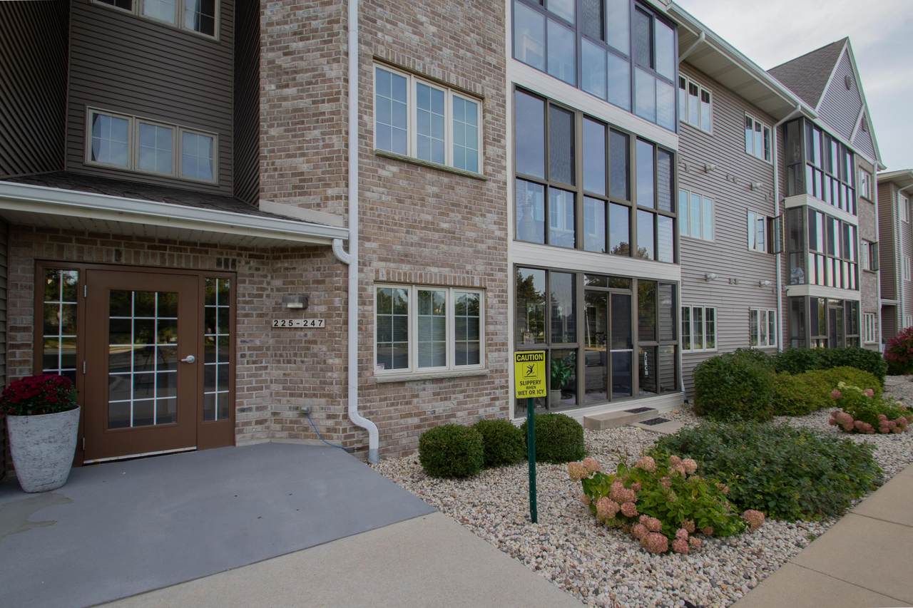 245 Oconomowoc Pkwy - Photo 1