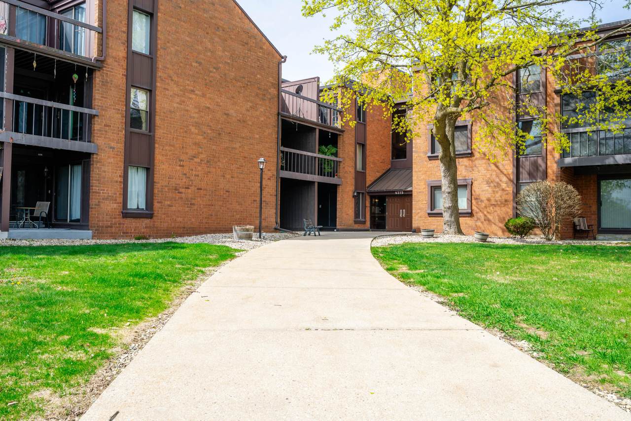 4215 100th St - Photo 1