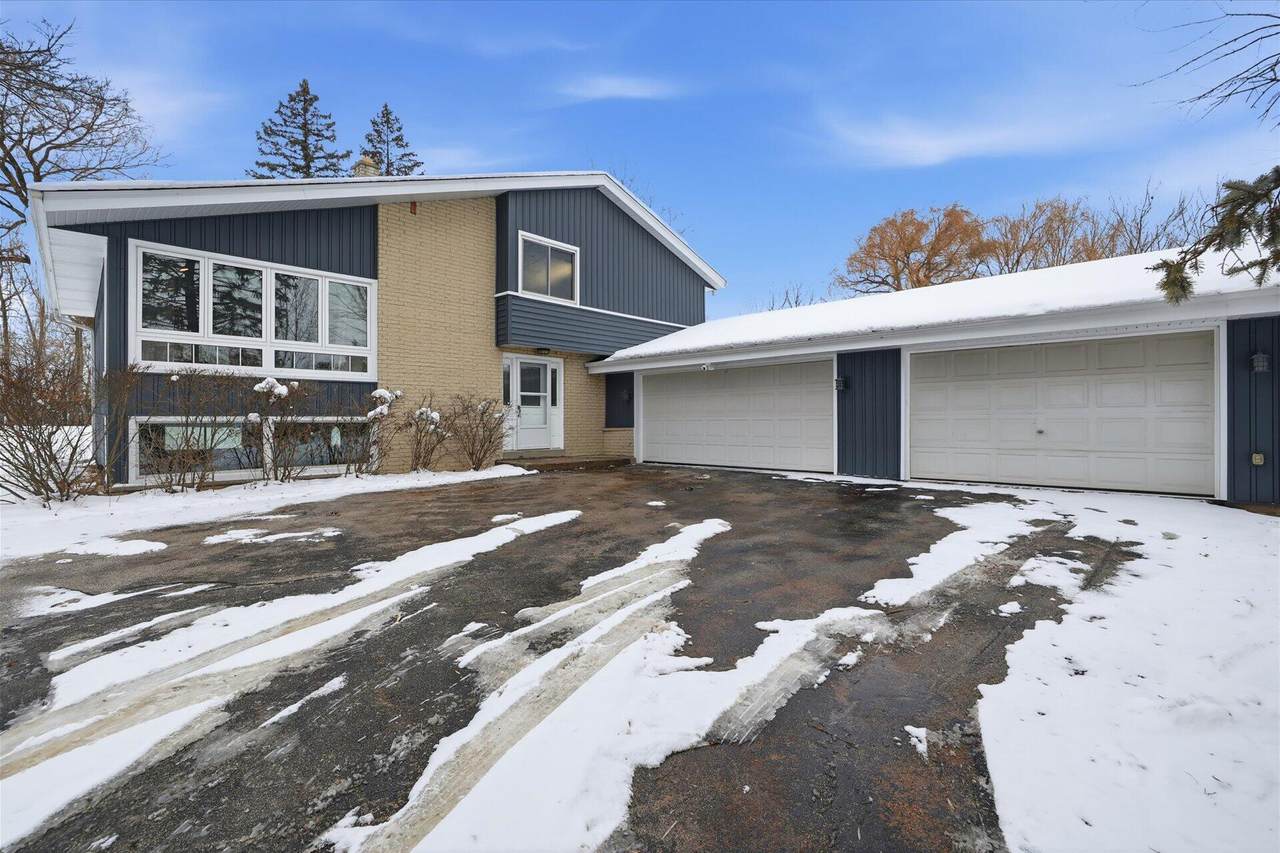 W127N12223 Knollwood Dr - Photo 1