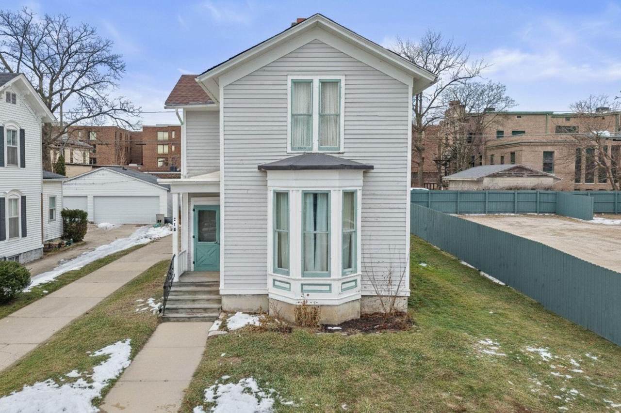 718 Lake Ave - Photo 1