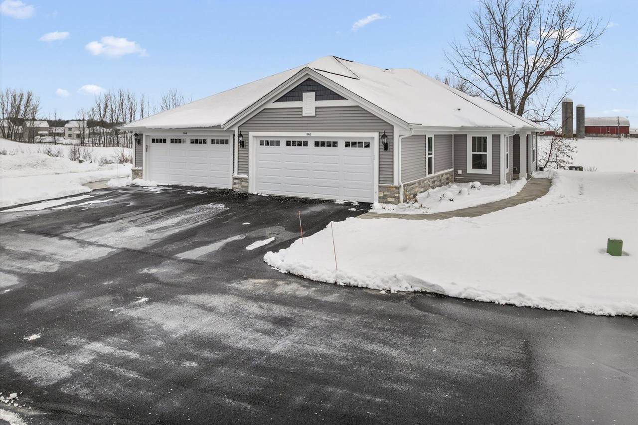 540 Hunter Oaks Blvd - Photo 1