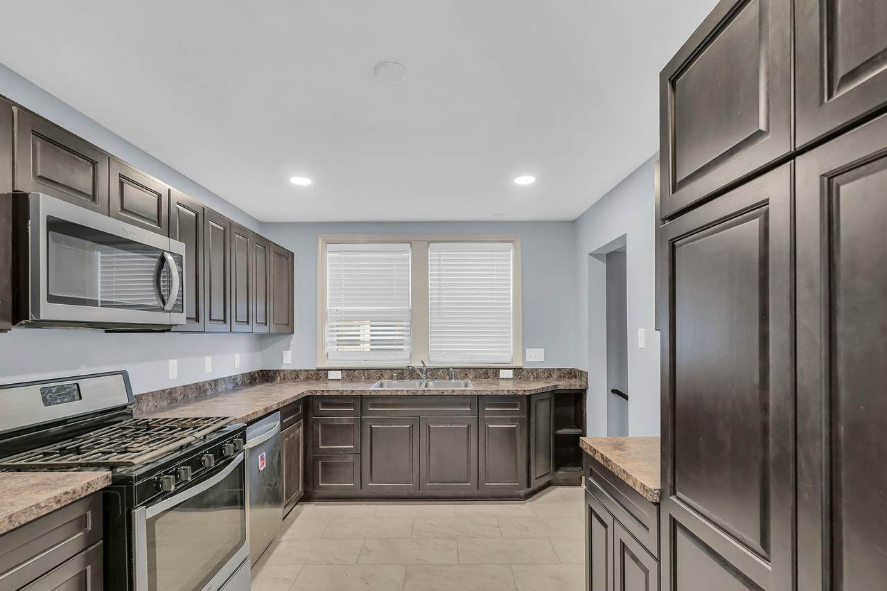 1528 Thurston Ave - Photo 1