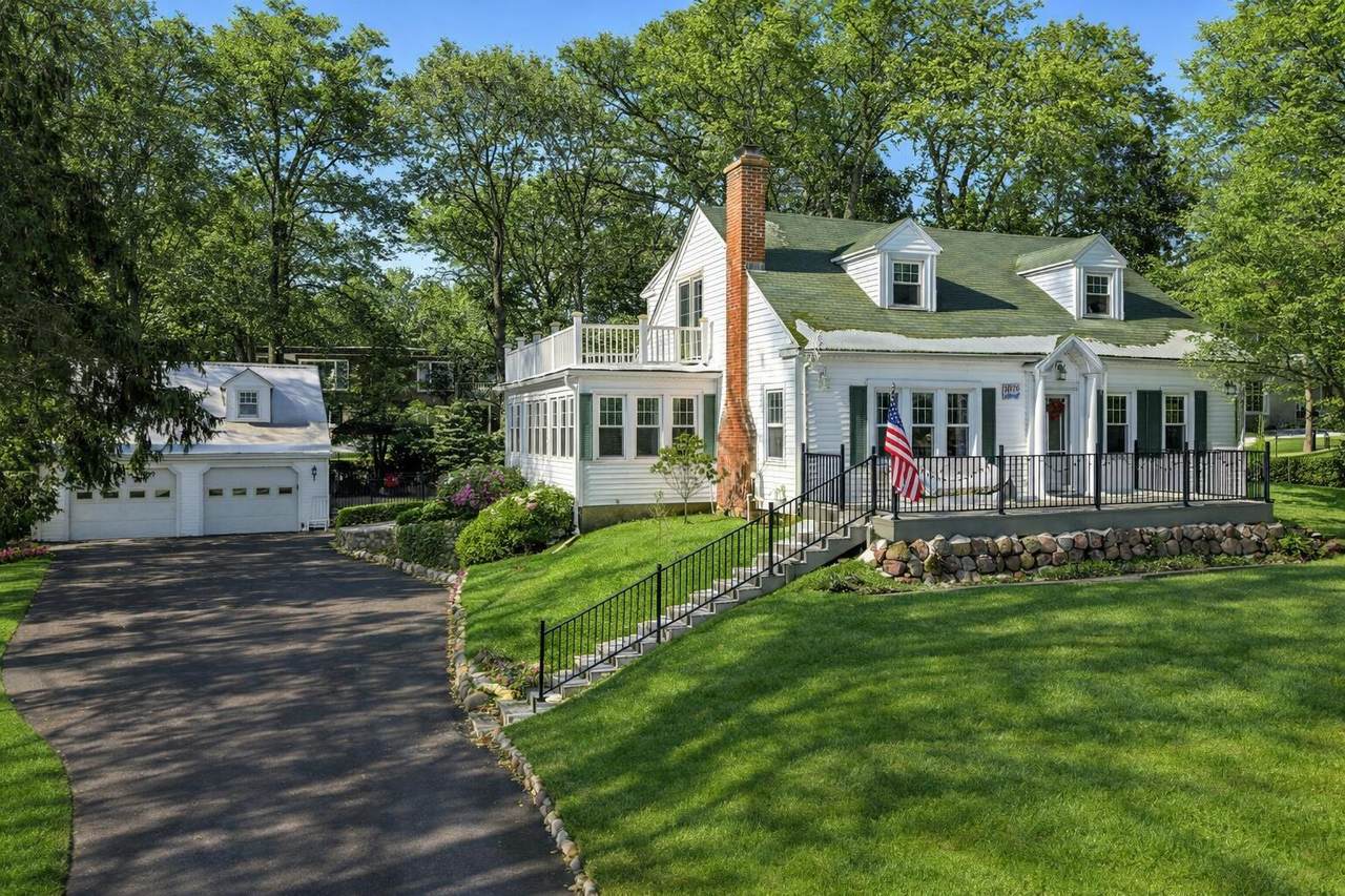 1076 Shabbona Dr - Photo 1