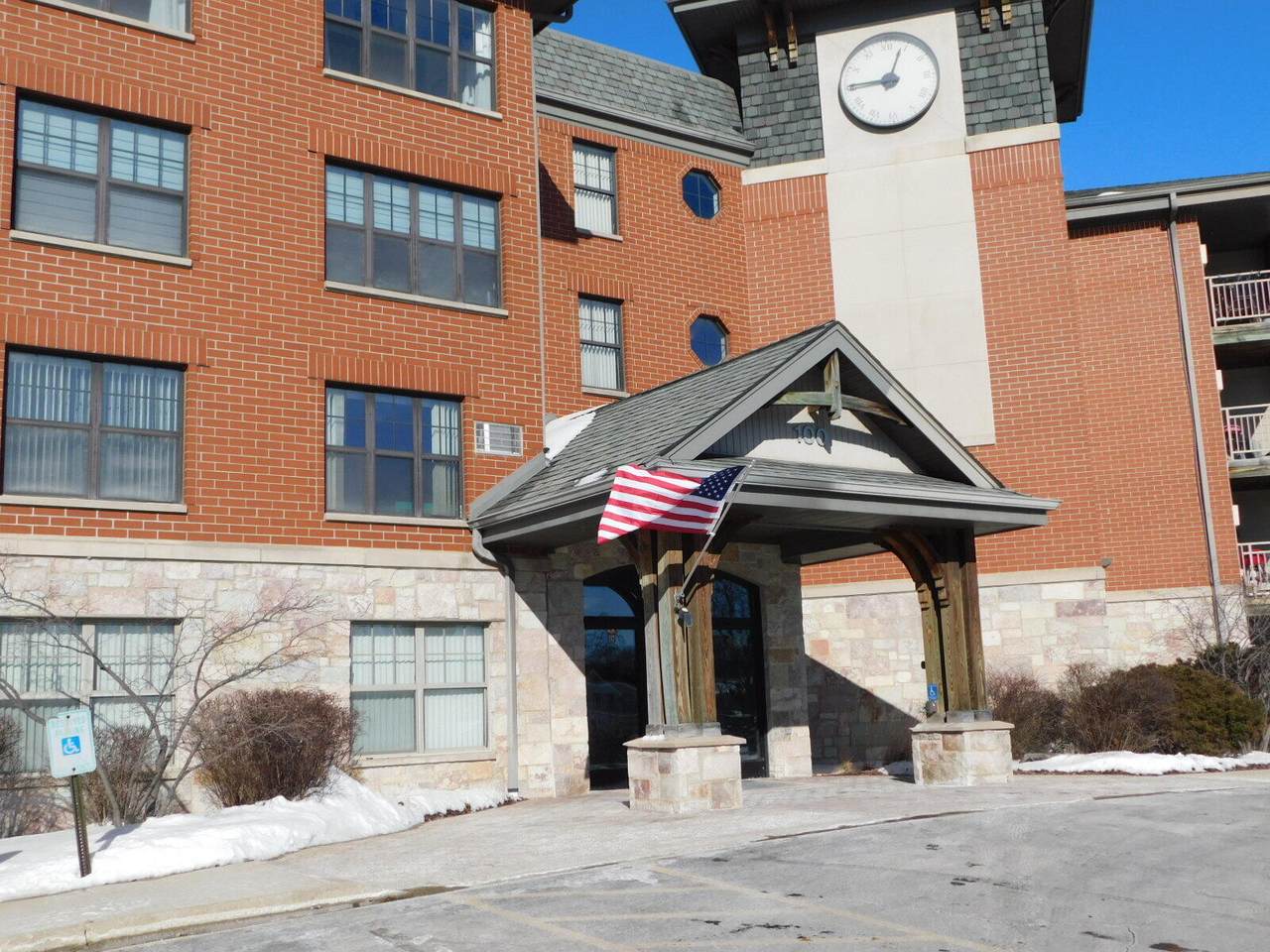 100 Main St - Photo 1