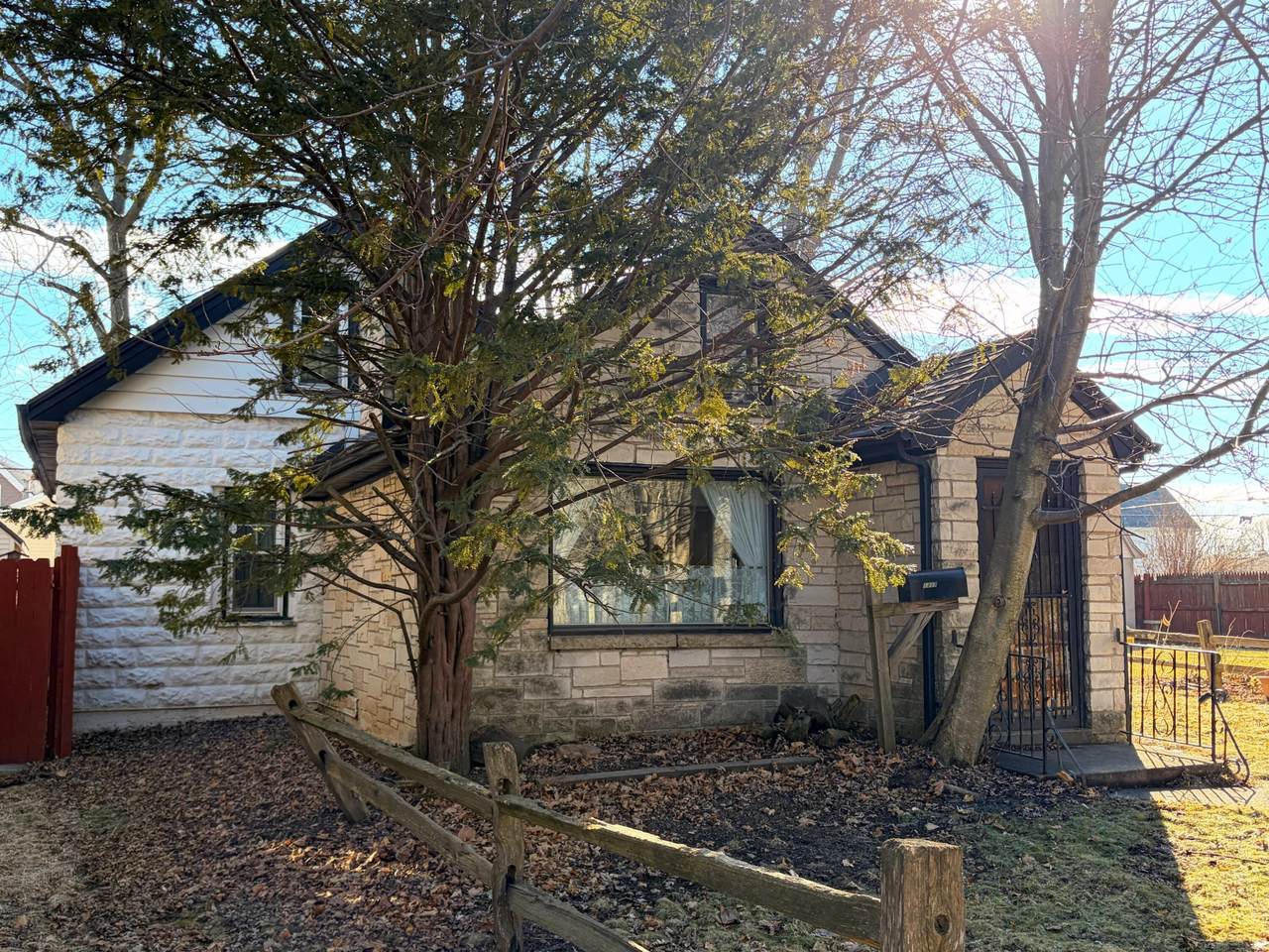 1317 Rawson Ave - Photo 1