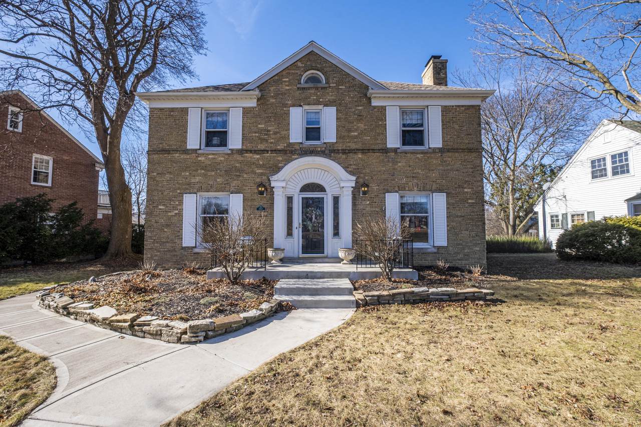 2867 72nd St - Photo 1
