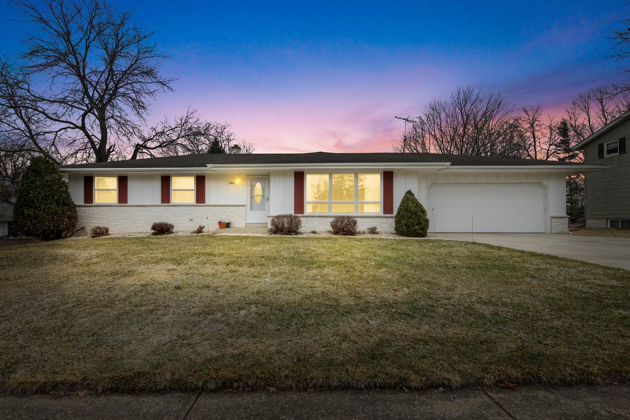 1621 Woodridge Rd - Photo 1