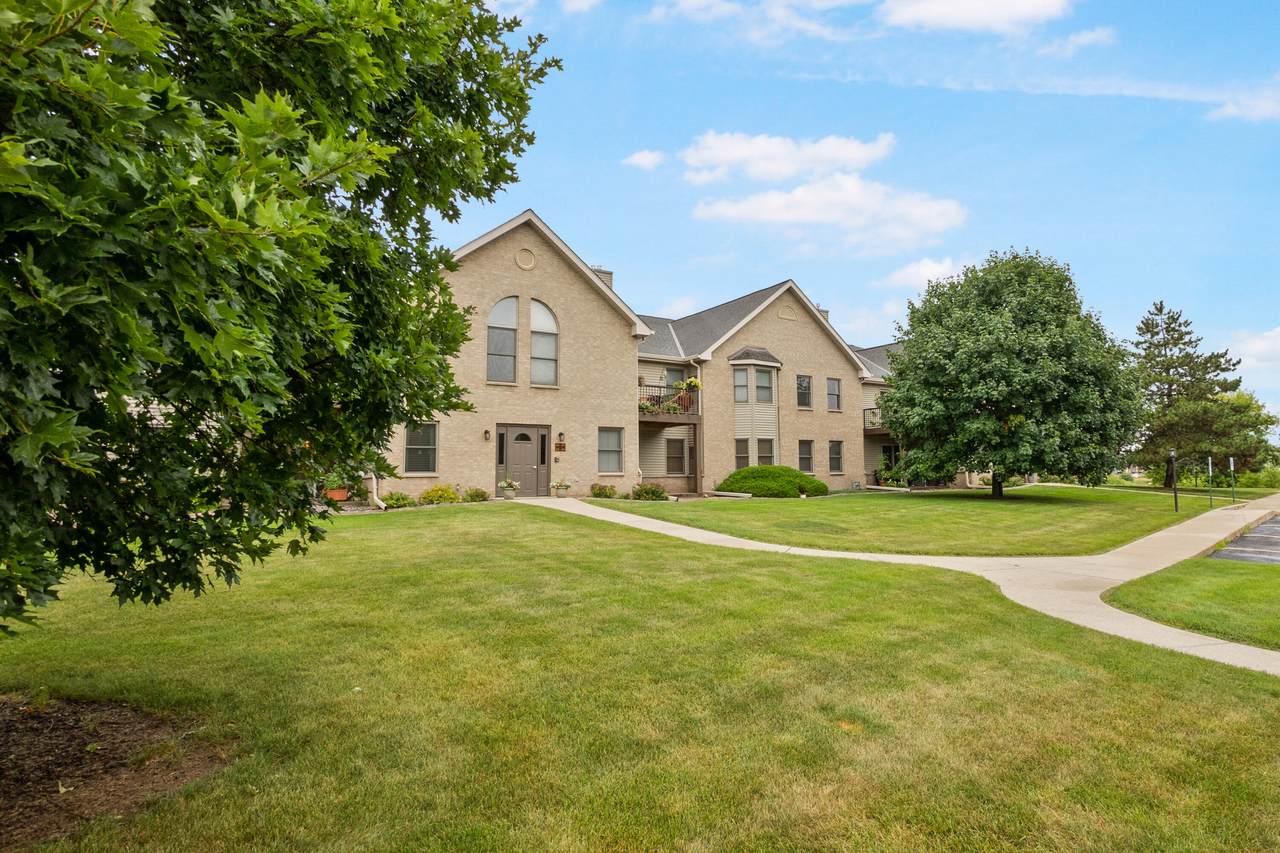 942 Oconomowoc Pkwy - Photo 1